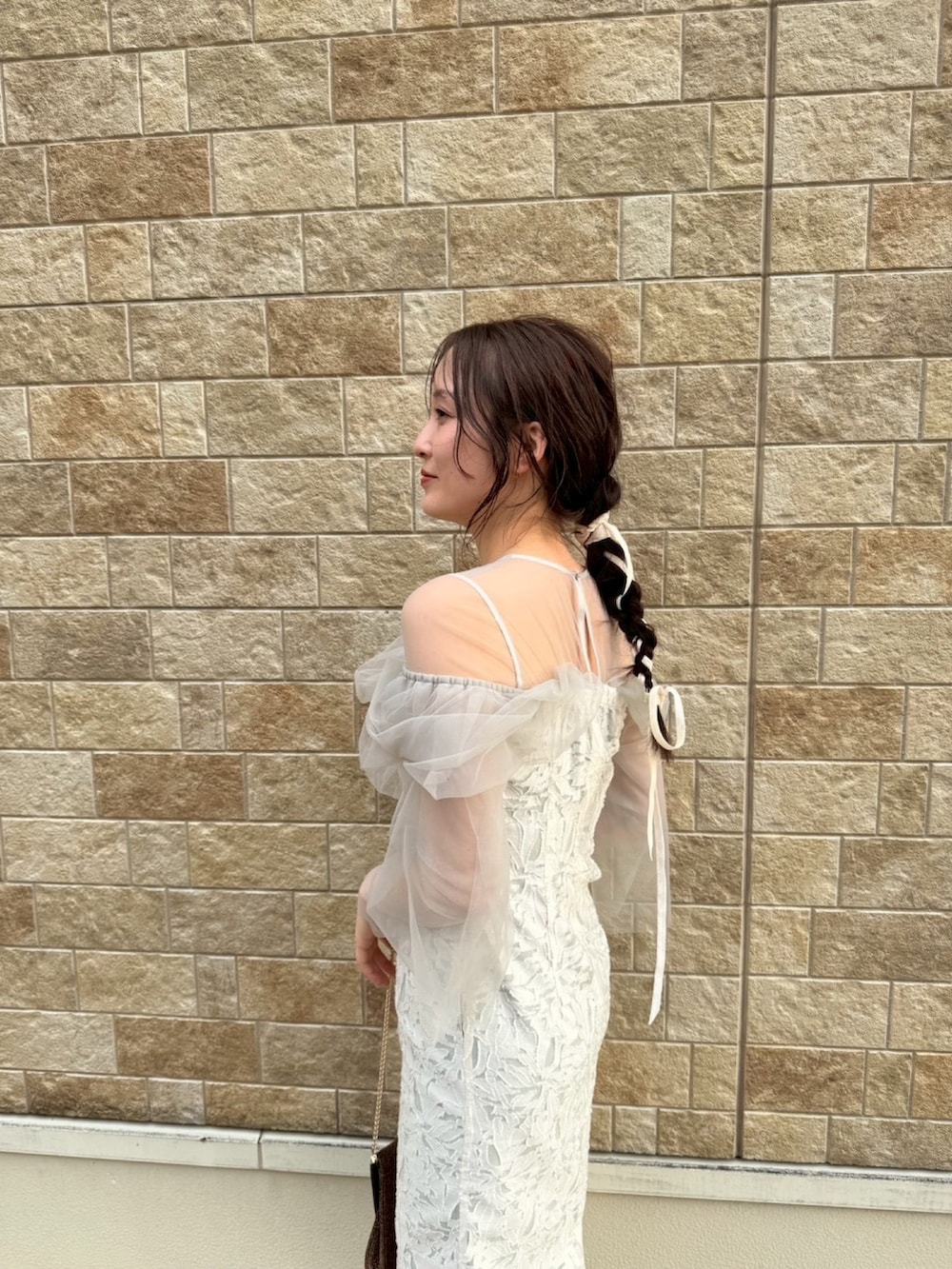 その他のパンプス、その他のクラッチバッグ、グリーン系のドレスを着用したレディースの秋コーディネートの5枚目の写真