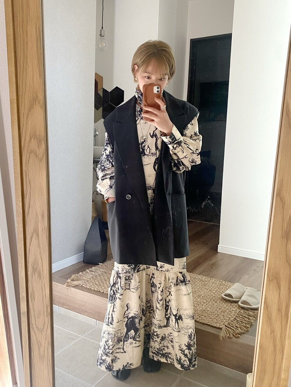 ホワイト系のワンピース/ドレスを着用したレディースの夏コーディネートの2枚目の写真
