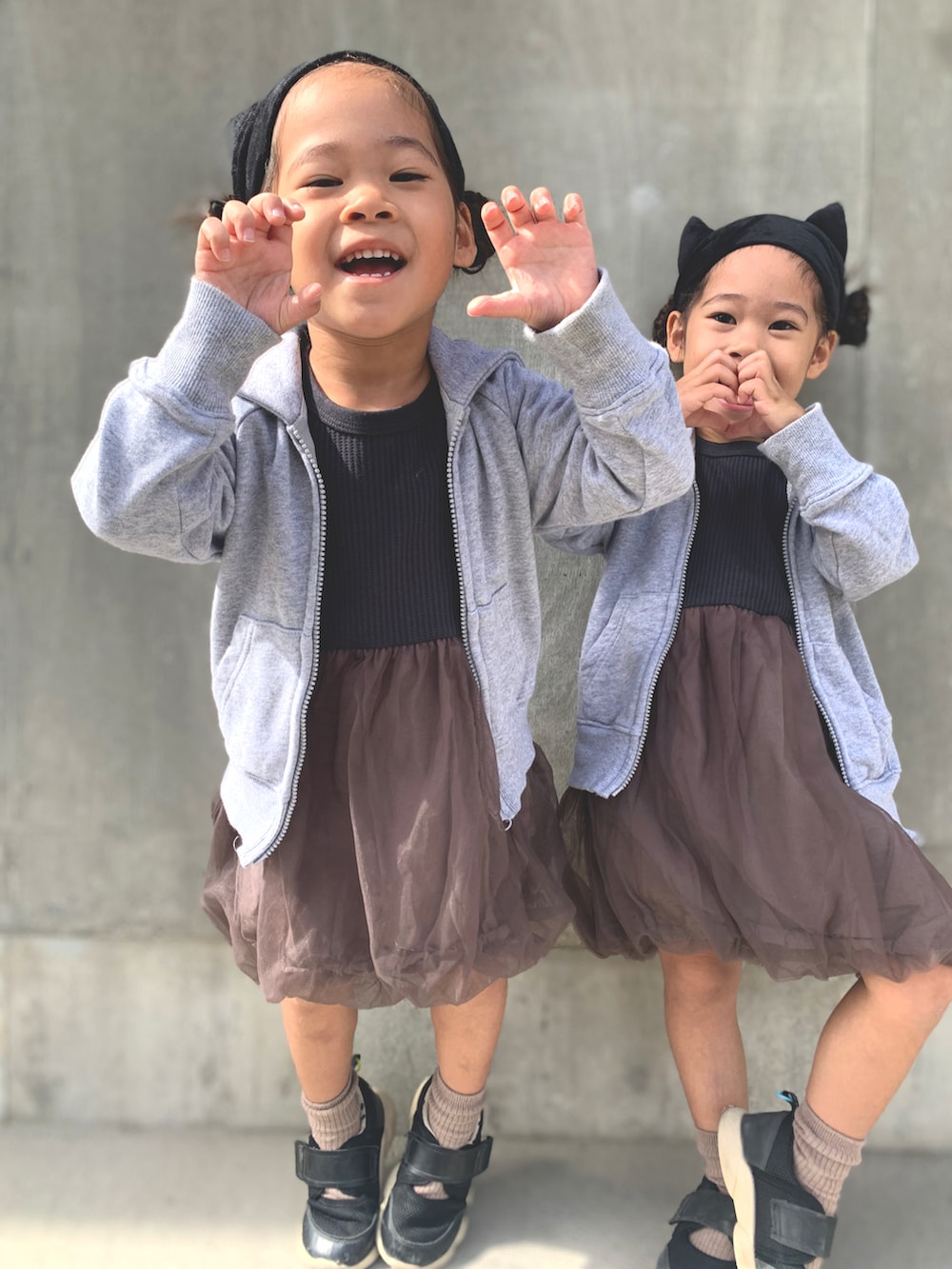 「秋服、キッズコーデ、女の子、ダークカラー、ネコ、パーカー、ワンピース、チュールスカート、ペアマノン、バースデイ、双子コーデ」｜「3coinsのアイテム（ヘアバンド、ブラック系）」を使った、rinatsutwinsさん（キッズ・90cm）の秋コーディネートの2枚目の写真