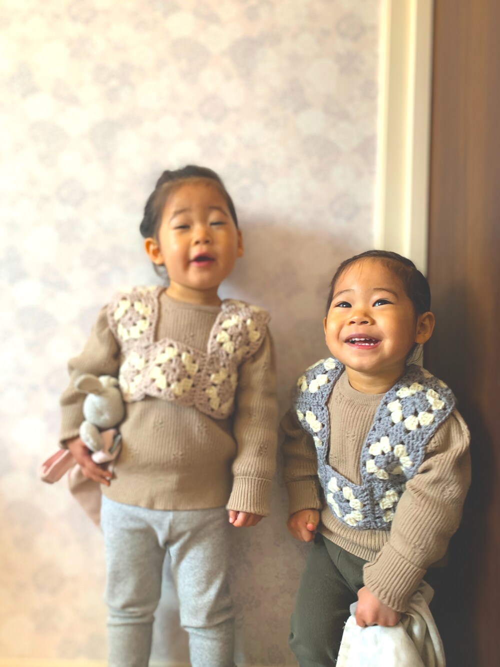 「グラニースクエア、ハンドメイド、ニットベスト、リブニット、リブパンツ、キッズファッション、女の子、キッズコーデ、UNIQLO、BREEZE、パーカー、双子コーデ」｜「BREEZEの/ドットリブジャガードニット（ニット/セーター、ベージュ系）」を使った、rinatsutwinsさん（キッズ・80cm）の冬コーディネートの2枚目の写真
