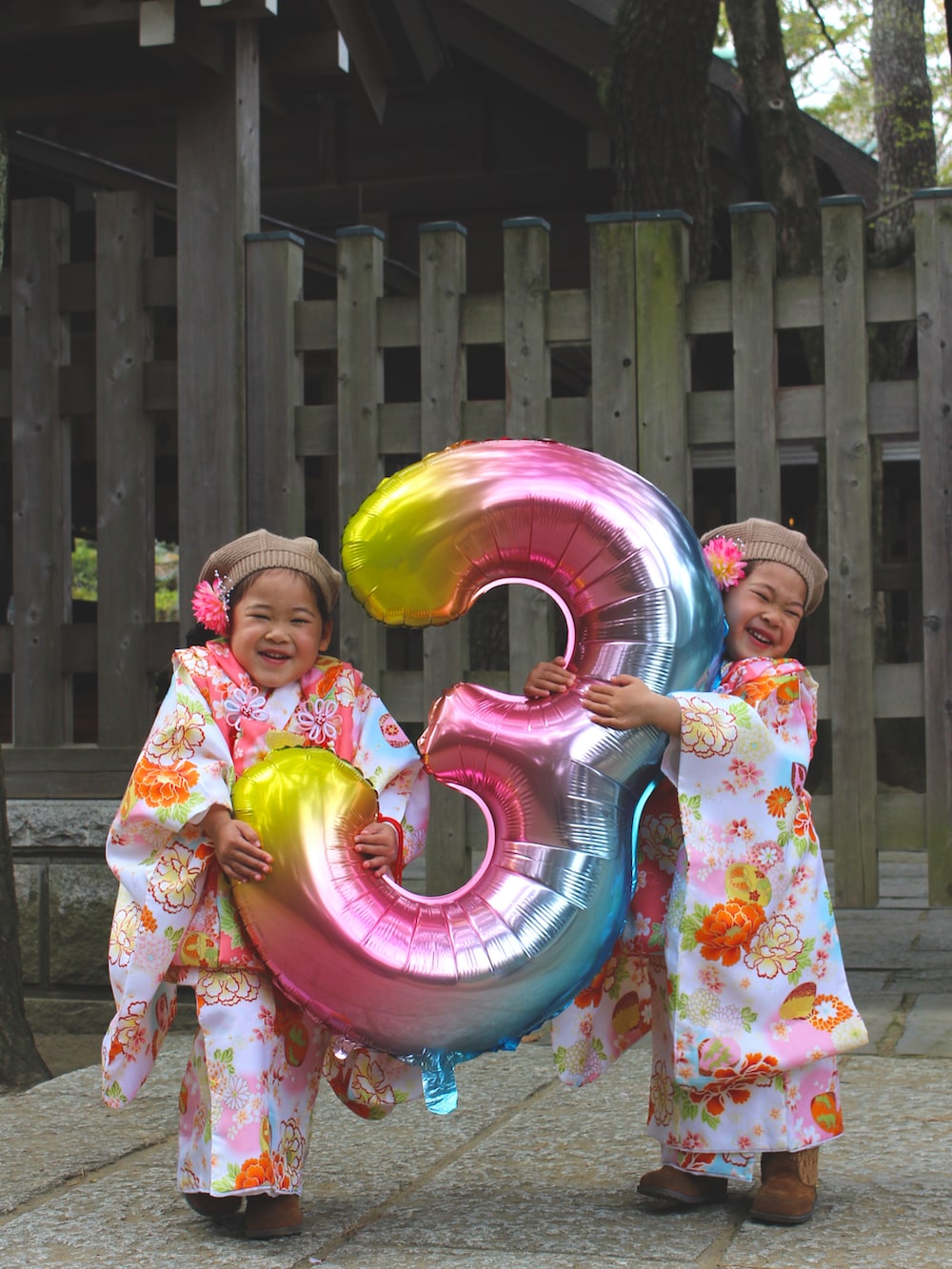 「キッズコーデ、七五三、女の子、3歳、被布、着物、ベレー帽、ブーツ、西松屋、双子コーデ」｜「西松屋のアイテム（帽子、ベージュ系）」を使った、rinatsutwinsさん（キッズ・90cm）の春コーディネートの3枚目の写真