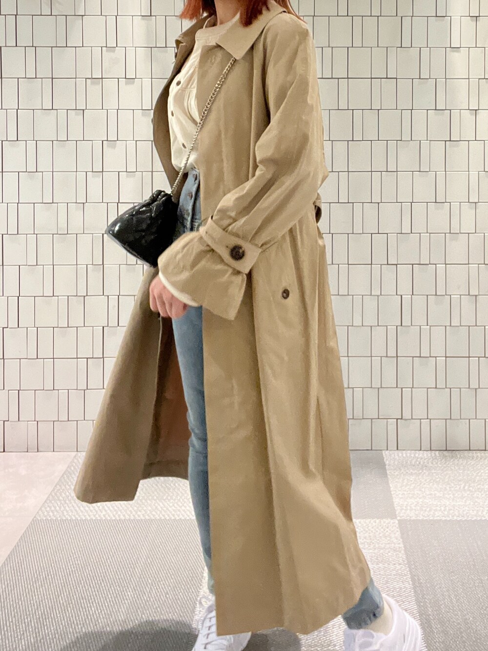「春コーデ、春服みてみて、お出かけコーデ、シンプルコーデ、デニム、スニーカー、春アウター、大人カジュアル、ショルダーバッグ、休日スタイル、トレンチコート、スキニーデニム、デニムオンデニム、カジュアルコーデ、オトナ女子」｜「FREE'S MARTの2WAYスタンドカラーコート（トレンチコート、ベージュ系）」を使った、sakiさん（レディース・155cm）の春コーディネートの4枚目の写真