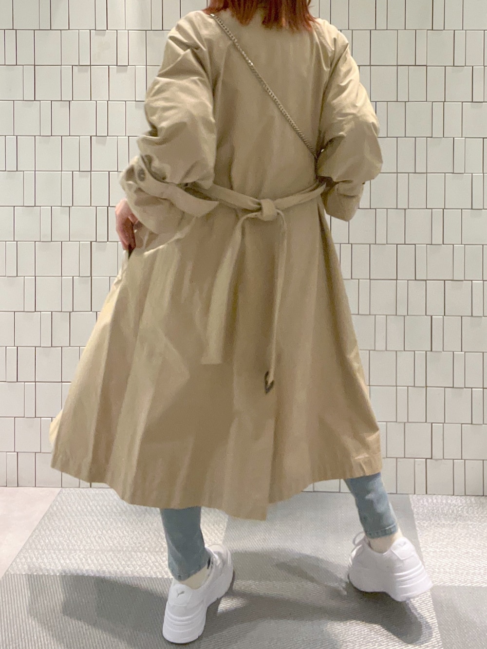 「春コーデ、春服みてみて、お出かけコーデ、シンプルコーデ、デニム、スニーカー、春アウター、大人カジュアル、ショルダーバッグ、休日スタイル、トレンチコート、スキニーデニム、デニムオンデニム、カジュアルコーデ、オトナ女子」｜「FREE'S MARTの2WAYスタンドカラーコート（トレンチコート、ベージュ系）」を使った、sakiさん（レディース・155cm）の春コーディネートの9枚目の写真