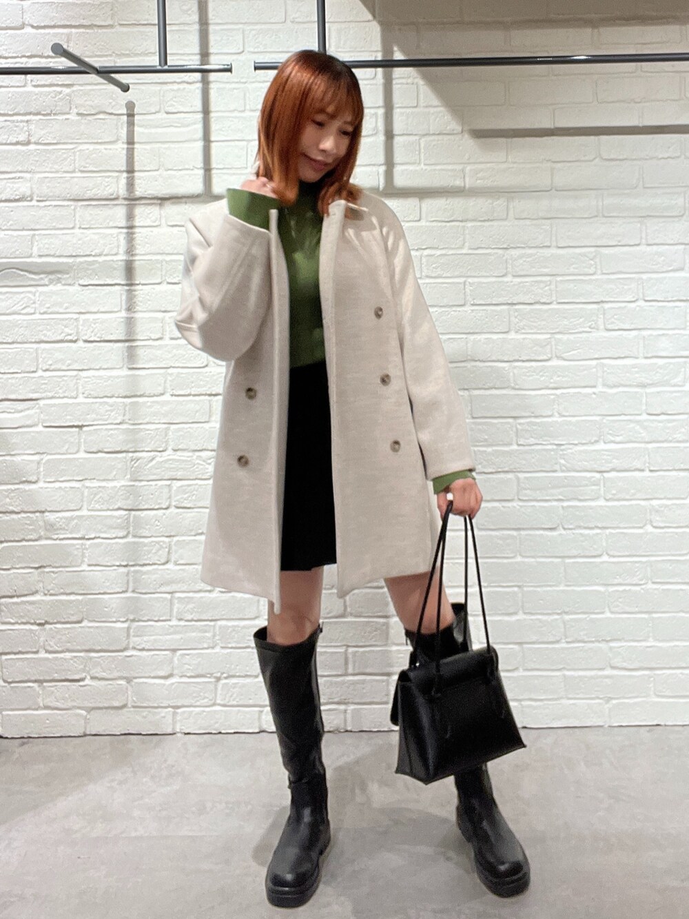 「冬コーデ、タートルネック、ブーツ、冬アウター、休日スタイル、クリスマスに着たい服、お出かけコーデ、デート、コート、グリーン、白コート、ロングブーツ、ショートパンツ、キュロット、低身長」｜「FREE'S MARTの◆［洗える］マシンウォッシャブルボトルネックニット（ニット/セーター、グリーン系）」を使った、sakiさん（レディース・155cm）の冬コーディネートの4枚目の写真