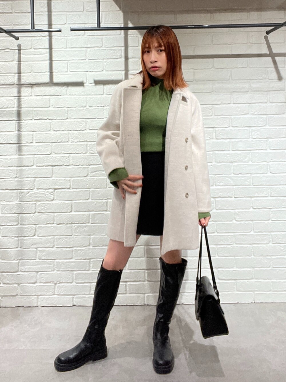 「冬コーデ、タートルネック、ブーツ、冬アウター、休日スタイル、クリスマスに着たい服、お出かけコーデ、デート、コート、グリーン、白コート、ロングブーツ、ショートパンツ、キュロット、低身長」｜「FREE'S MARTの◆［洗える］マシンウォッシャブルボトルネックニット（ニット/セーター、グリーン系）」を使った、sakiさん（レディース・155cm）の冬コーディネートの3枚目の写真