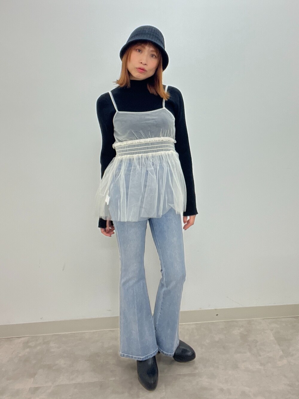 「レイヤードスタイル、休日スタイル、お出かけコーデ、デニム、きれいめカジュアル、モノトーン、フレアパンツ、ビスチェ、リブニット、パンツスタイル、カジュアルコーデ、カジュアル、大人カジュアル、低身長、旅行」｜「FREE'S MARTのチュールシャーリングキャミソール（シャツ/ブラウス、ホワイト系）」を使った、sakiさん（レディース・155cm）の冬コーディネートの2枚目の写真