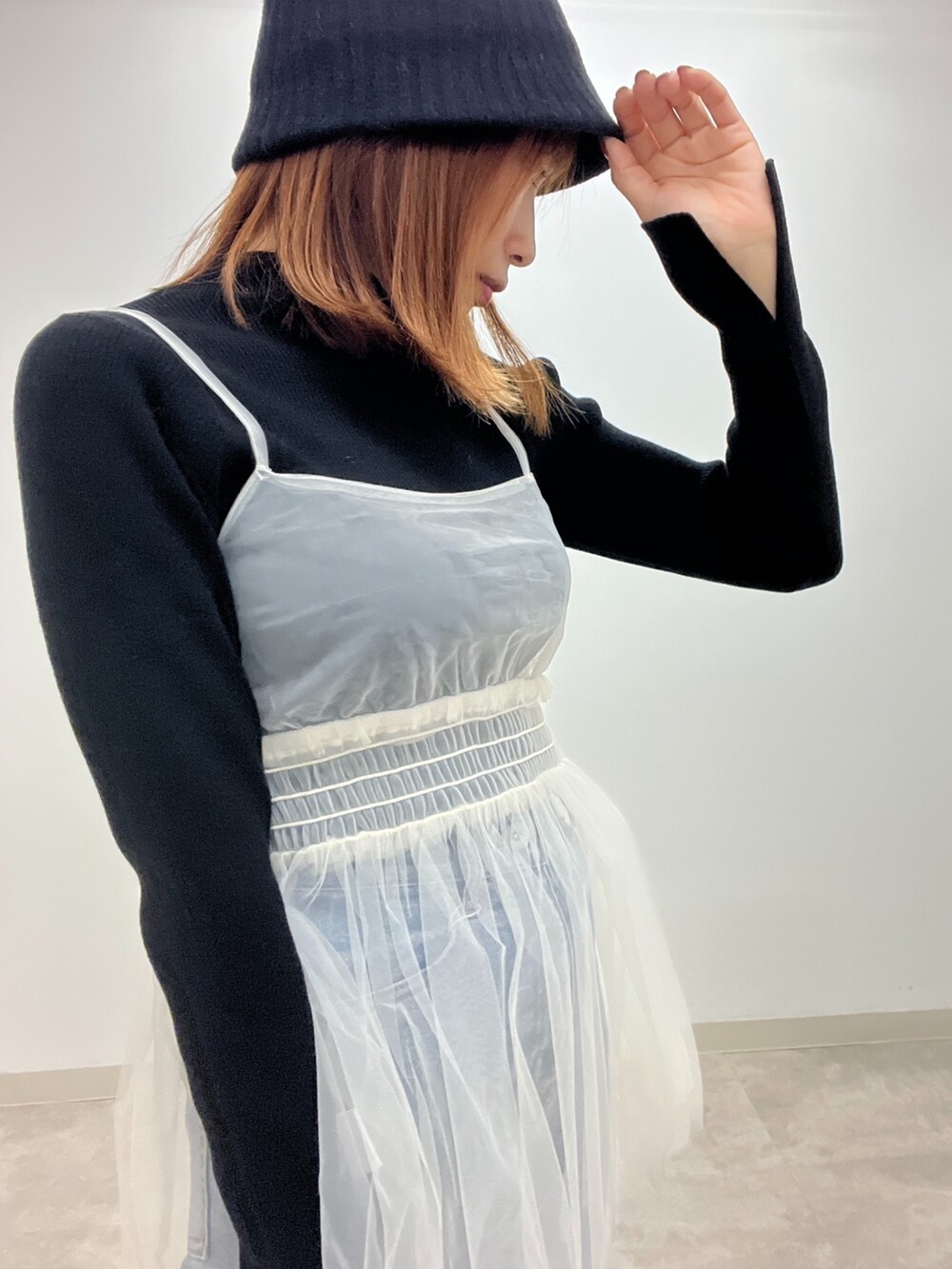 「レイヤードスタイル、休日スタイル、お出かけコーデ、デニム、きれいめカジュアル、モノトーン、フレアパンツ、ビスチェ、リブニット、パンツスタイル、カジュアルコーデ、カジュアル、大人カジュアル、低身長、旅行」｜「FREE'S MARTのチュールシャーリングキャミソール（シャツ/ブラウス、ホワイト系）」を使った、sakiさん（レディース・155cm）の冬コーディネートの10枚目の写真