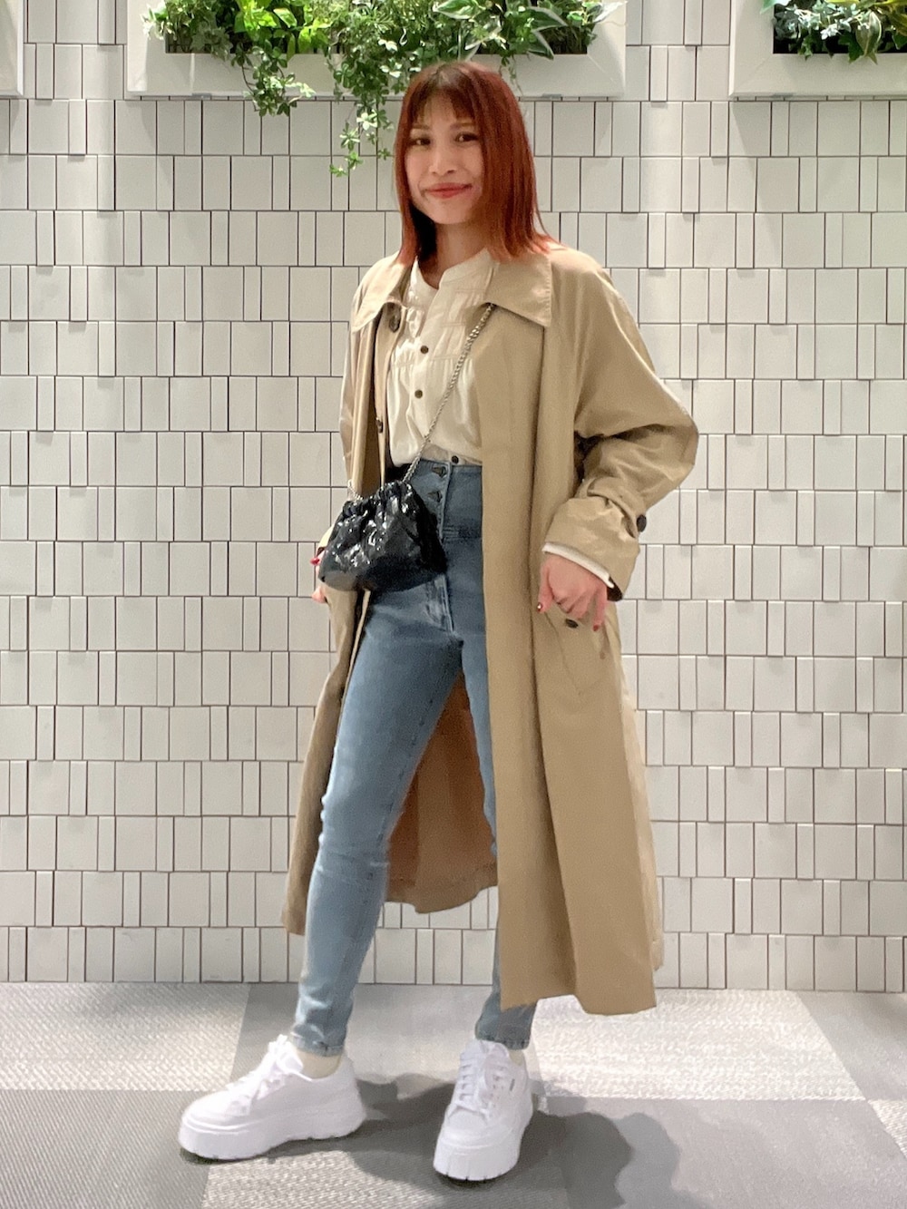 「春コーデ、春服みてみて、お出かけコーデ、シンプルコーデ、デニム、スニーカー、春アウター、大人カジュアル、ショルダーバッグ、休日スタイル、トレンチコート、スキニーデニム、デニムオンデニム、カジュアルコーデ、オトナ女子」｜「FREE'S MARTの2WAYスタンドカラーコート（トレンチコート、ベージュ系）」を使った、sakiさん（レディース・155cm）の春コーディネートの2枚目の写真