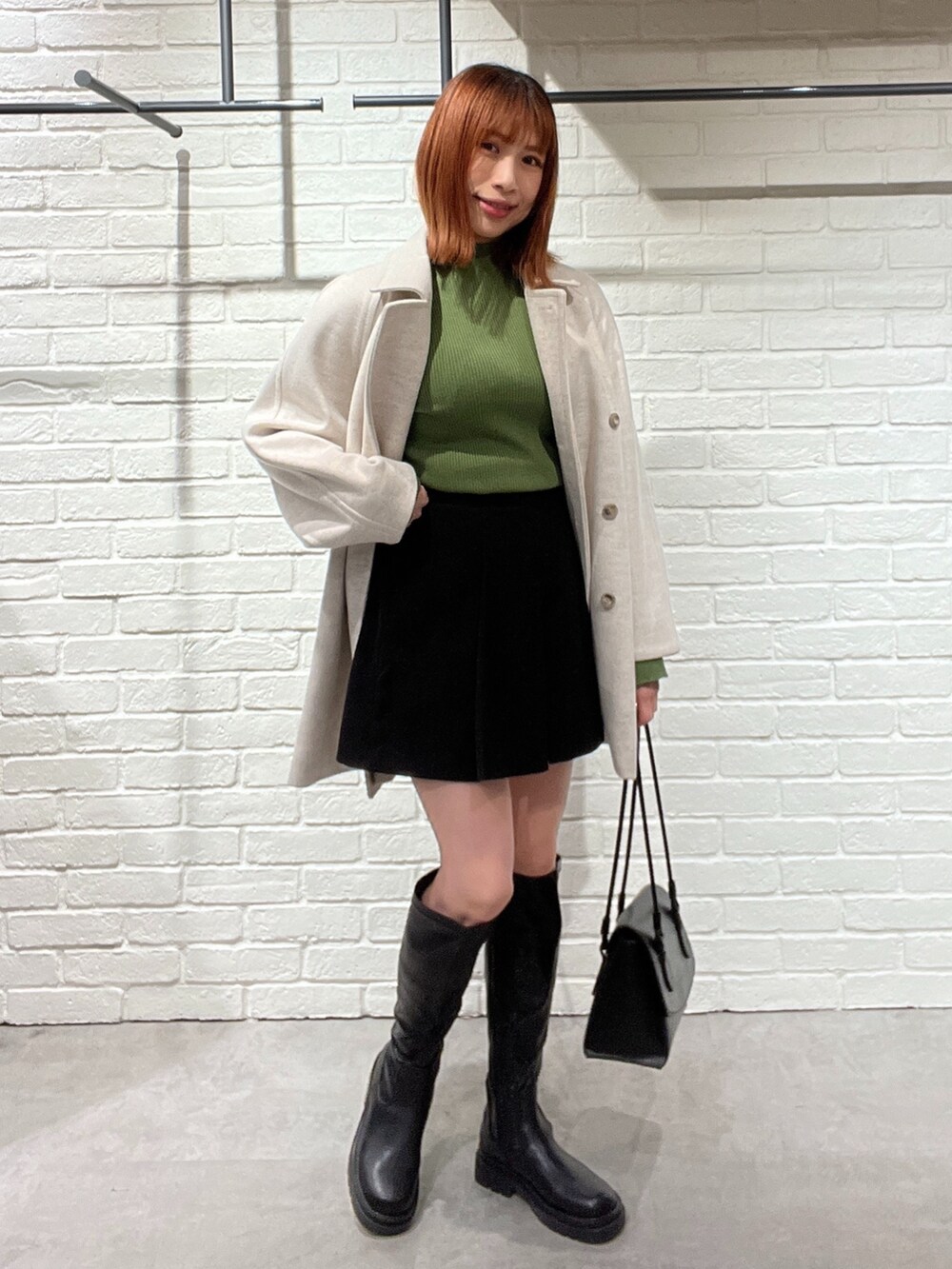 「冬コーデ、タートルネック、ブーツ、冬アウター、休日スタイル、クリスマスに着たい服、お出かけコーデ、デート、コート、グリーン、白コート、ロングブーツ、ショートパンツ、キュロット、低身長」｜「FREE'S MARTの◆［洗える］マシンウォッシャブルボトルネックニット（ニット/セーター、グリーン系）」を使った、sakiさん（レディース・155cm）の冬コーディネートの2枚目の写真