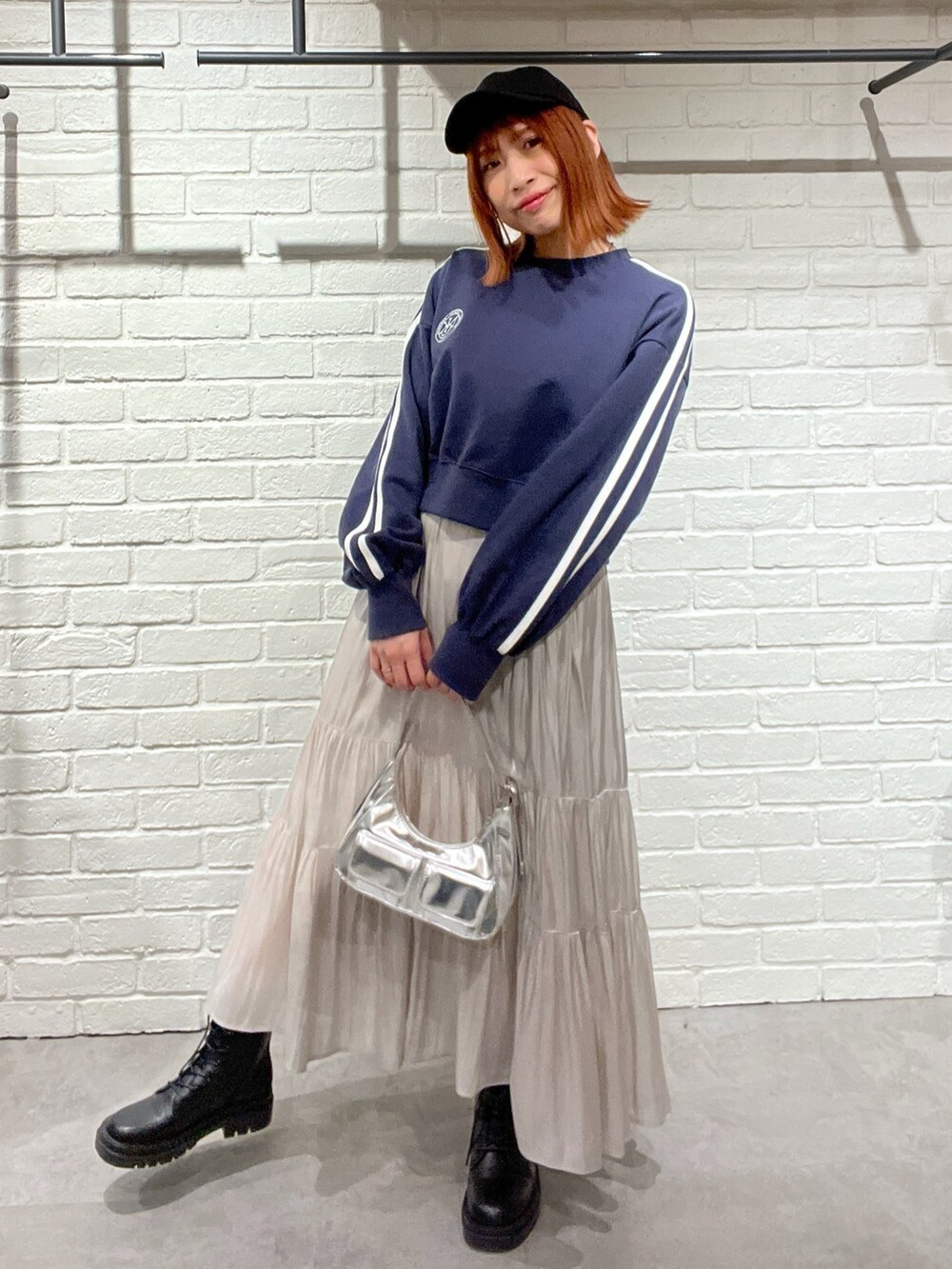 「ロングスカート、スポーツミックス、ブーツ、休日スタイル、スエット、スカート、ショート丈トップス、キャップ、オトナカジュアル、大人カジュアル、カジュアルコーデ、カジュアル、ティアードスカート、休日コーデ、低身長」｜「FREE'S MARTのワンポイントロゴスウェット（スウェット、ブルー系）」を使った、sakiさん（レディース・155cm）の冬コーディネートの4枚目の写真