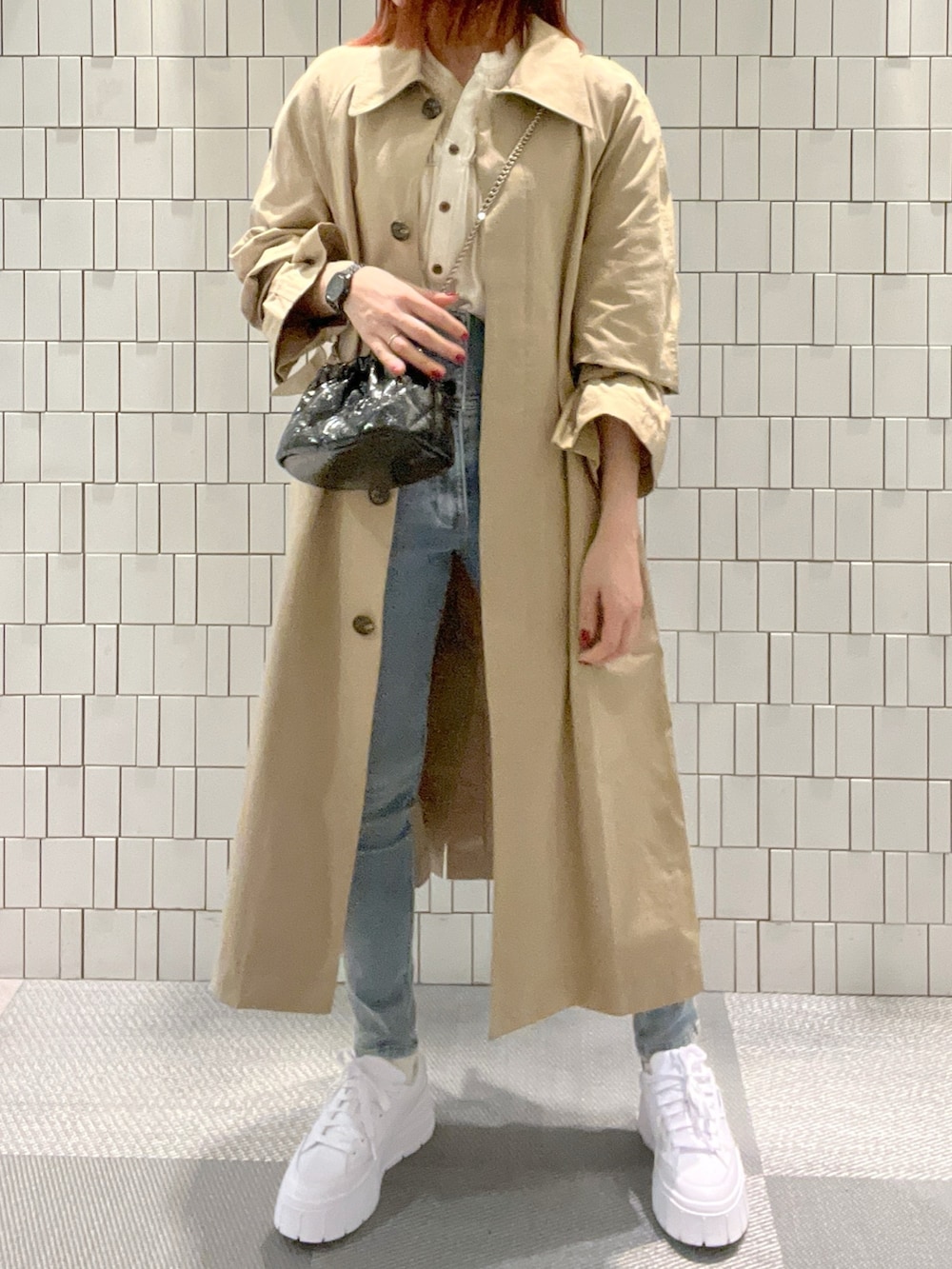 「春コーデ、春服みてみて、お出かけコーデ、シンプルコーデ、デニム、スニーカー、春アウター、大人カジュアル、ショルダーバッグ、休日スタイル、トレンチコート、スキニーデニム、デニムオンデニム、カジュアルコーデ、オトナ女子」｜「FREE'S MARTの2WAYスタンドカラーコート（トレンチコート、ベージュ系）」を使った、sakiさん（レディース・155cm）の春コーディネートの3枚目の写真