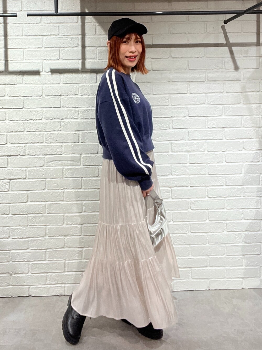「ロングスカート、スポーツミックス、ブーツ、休日スタイル、スエット、スカート、ショート丈トップス、キャップ、オトナカジュアル、大人カジュアル、カジュアルコーデ、カジュアル、ティアードスカート、休日コーデ、低身長」｜「FREE'S MARTのワンポイントロゴスウェット（スウェット、ブルー系）」を使った、sakiさん（レディース・155cm）の冬コーディネートの2枚目の写真