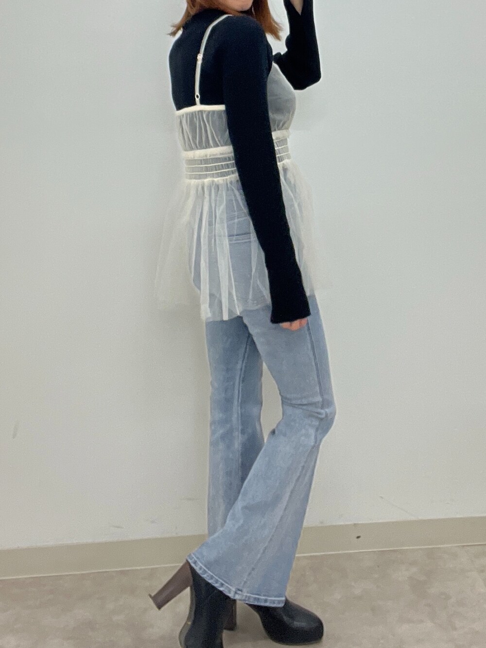 「レイヤードスタイル、休日スタイル、お出かけコーデ、デニム、きれいめカジュアル、モノトーン、フレアパンツ、ビスチェ、リブニット、パンツスタイル、カジュアルコーデ、カジュアル、大人カジュアル、低身長、旅行」｜「FREE'S MARTのチュールシャーリングキャミソール（シャツ/ブラウス、ホワイト系）」を使った、sakiさん（レディース・155cm）の冬コーディネートの7枚目の写真