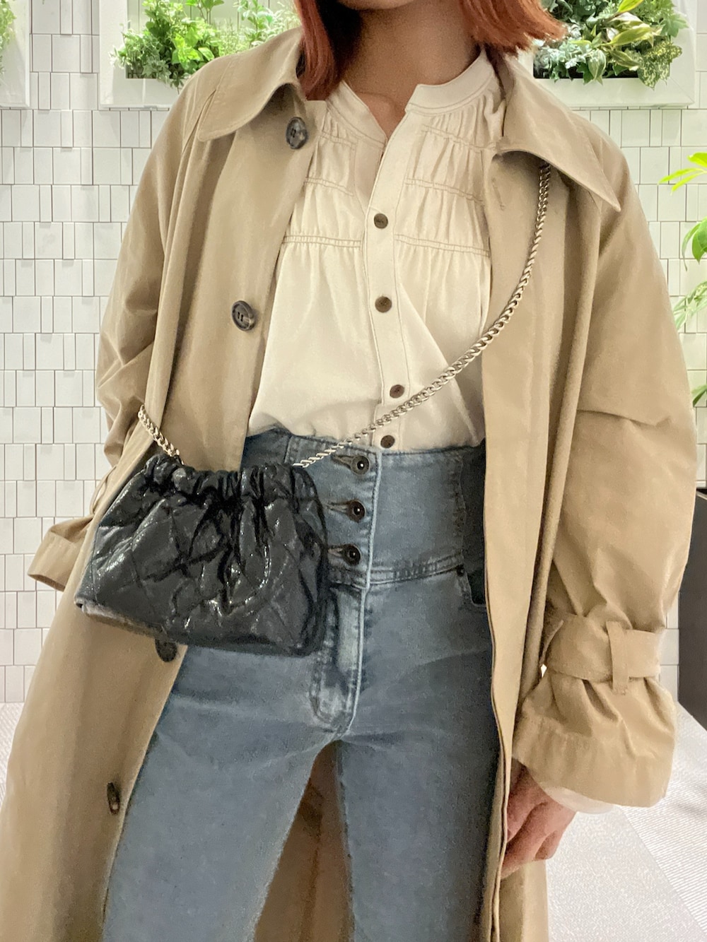 「春コーデ、春服みてみて、お出かけコーデ、シンプルコーデ、デニム、スニーカー、春アウター、大人カジュアル、ショルダーバッグ、休日スタイル、トレンチコート、スキニーデニム、デニムオンデニム、カジュアルコーデ、オトナ女子」｜「FREE'S MARTの2WAYスタンドカラーコート（トレンチコート、ベージュ系）」を使った、sakiさん（レディース・155cm）の春コーディネートの10枚目の写真