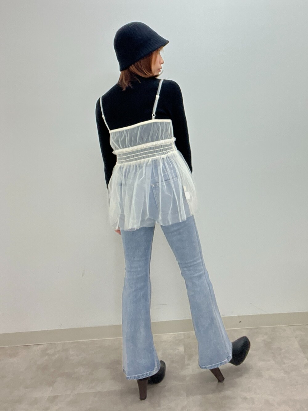 「レイヤードスタイル、休日スタイル、お出かけコーデ、デニム、きれいめカジュアル、モノトーン、フレアパンツ、ビスチェ、リブニット、パンツスタイル、カジュアルコーデ、カジュアル、大人カジュアル、低身長、旅行」｜「FREE'S MARTのチュールシャーリングキャミソール（シャツ/ブラウス、ホワイト系）」を使った、sakiさん（レディース・155cm）の冬コーディネートの5枚目の写真