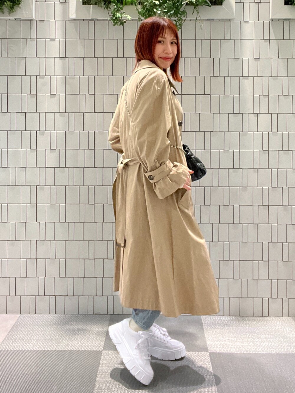 「春コーデ、春服みてみて、お出かけコーデ、シンプルコーデ、デニム、スニーカー、春アウター、大人カジュアル、ショルダーバッグ、休日スタイル、トレンチコート、スキニーデニム、デニムオンデニム、カジュアルコーデ、オトナ女子」｜「FREE'S MARTの2WAYスタンドカラーコート（トレンチコート、ベージュ系）」を使った、sakiさん（レディース・155cm）の春コーディネートの7枚目の写真