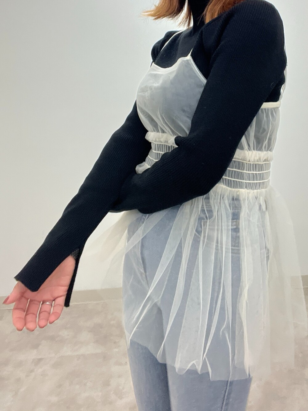 「レイヤードスタイル、休日スタイル、お出かけコーデ、デニム、きれいめカジュアル、モノトーン、フレアパンツ、ビスチェ、リブニット、パンツスタイル、カジュアルコーデ、カジュアル、大人カジュアル、低身長、旅行」｜「FREE'S MARTのチュールシャーリングキャミソール（シャツ/ブラウス、ホワイト系）」を使った、sakiさん（レディース・155cm）の冬コーディネートの9枚目の写真