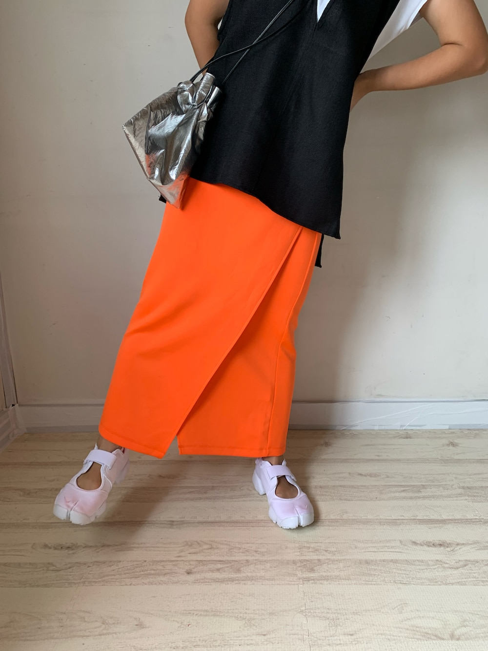 「深Vネック、ベスト、黒ベスト、夏服、エアリフト、ビタミンカラー、夏だ！Tシャツ着よう！、休日コーデ、ラフコーデ、大人女子、お出かけコーデ、ママファッション、ロングスカート、骨格ストレート」｜「CIAOPANIC TYPYの【タンク付き】リネンライクVネックベスト（ベスト、ブラック系）」を使った、Yukina.さん（レディース・158cm）の夏コーディネートの3枚目の写真