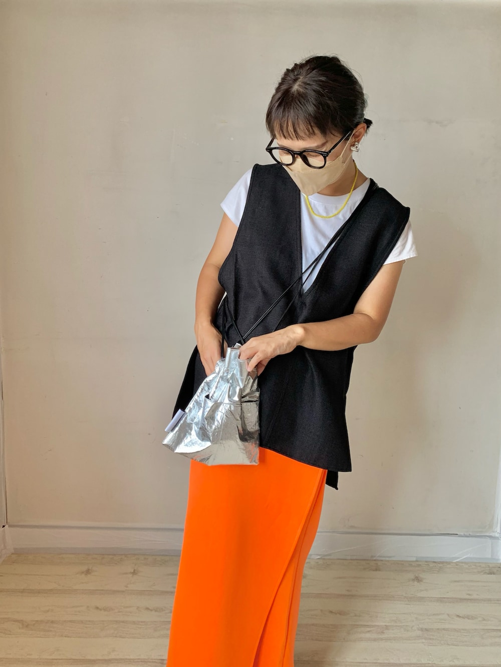 「深Vネック、ベスト、黒ベスト、夏服、エアリフト、ビタミンカラー、夏だ！Tシャツ着よう！、休日コーデ、ラフコーデ、大人女子、お出かけコーデ、ママファッション、ロングスカート、骨格ストレート」｜「CIAOPANIC TYPYの【タンク付き】リネンライクVネックベスト（ベスト、ブラック系）」を使った、Yukina.さん（レディース・158cm）の夏コーディネートの5枚目の写真