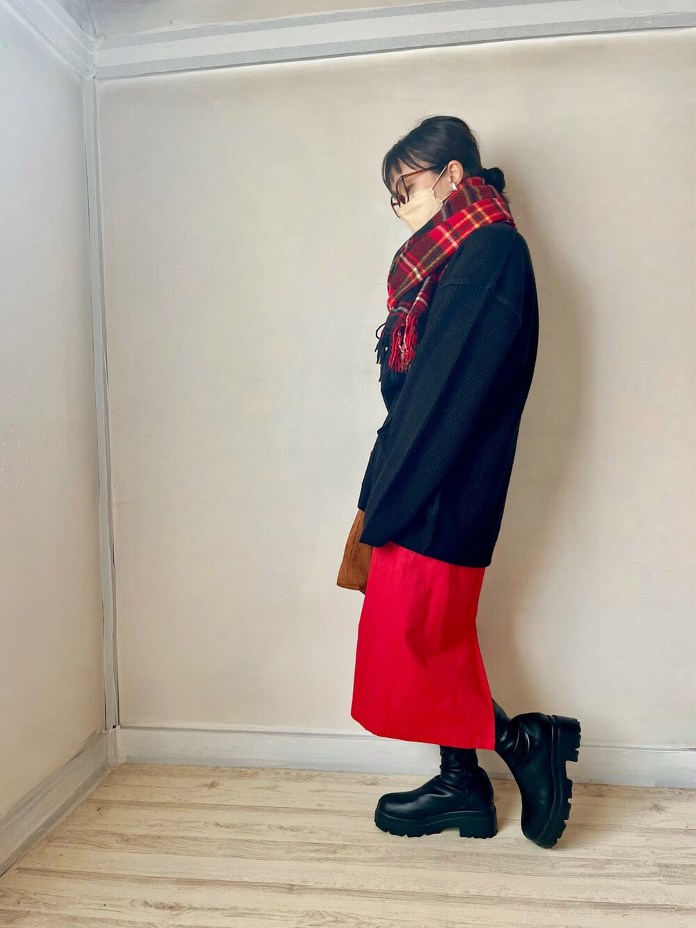 「秋服コーデ、休日コーデ、チェック、赤コーデ、赤スカート、vivianコーデ、ごつめブーツ、トートバッグ、コーデュロイ、ニット、厚底シューズ、秋コーデ」｜「GUのアイテム（カーディガン/ボレロ、ブラック系）」を使った、Yukina.さん（骨格ストレート・レディース・158cm）の秋コーディネートの2枚目の写真