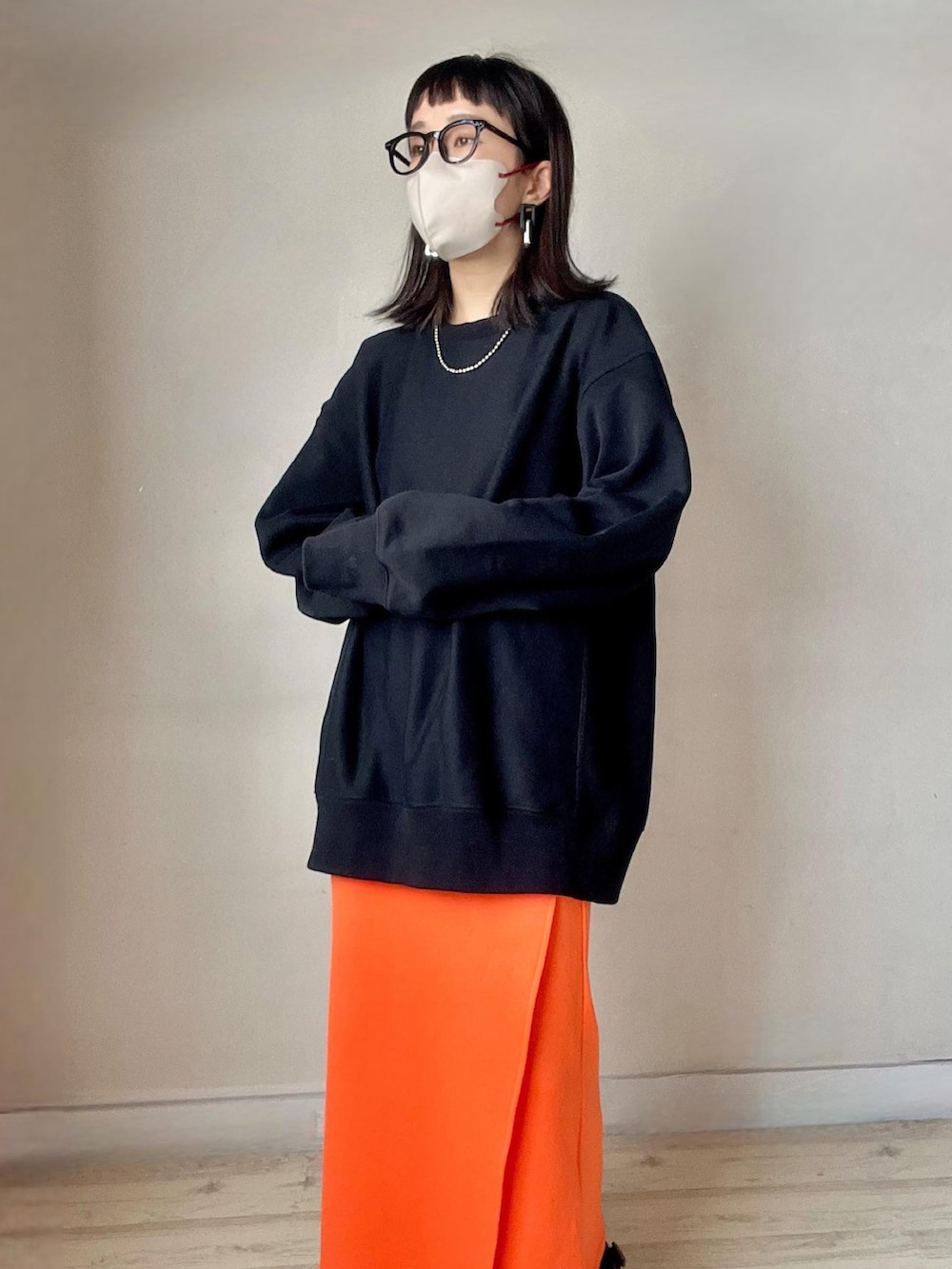 「シンプルスタイル、スウェット、ロングスカート、マーチン、DrMartens、GU、GUコーデ、オトナカジュアル、ビッグシルエット、オーバーサイズ、ママコーデ、ママファッション、プチプラ」｜「GUのアイテム（スウェット、ブラック系）」を使った、Yukina.さん（骨格ストレート・レディース・158cm）の冬コーディネートの2枚目の写真