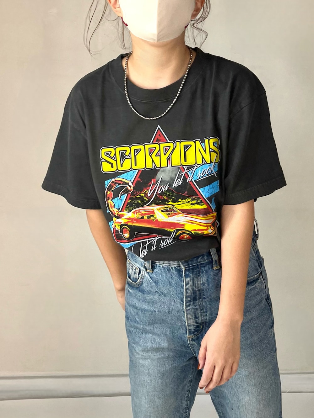 「カジュアル、休日スタイル、バンドT、Tシャツ、GU、GOOD ROCK SPEED、グッドロックスピード、ロックT、キャンバススニーカー、スニーカー、デニム、メガネ女子、春コーデ、古着MIX」｜「GOOD ROCK SPEEDのSCORPIONS（Tシャツ/カットソー、ブラック系）」を使った、Yukina.さん（骨格ストレート・レディース・158cm）の春コーディネートの2枚目の写真