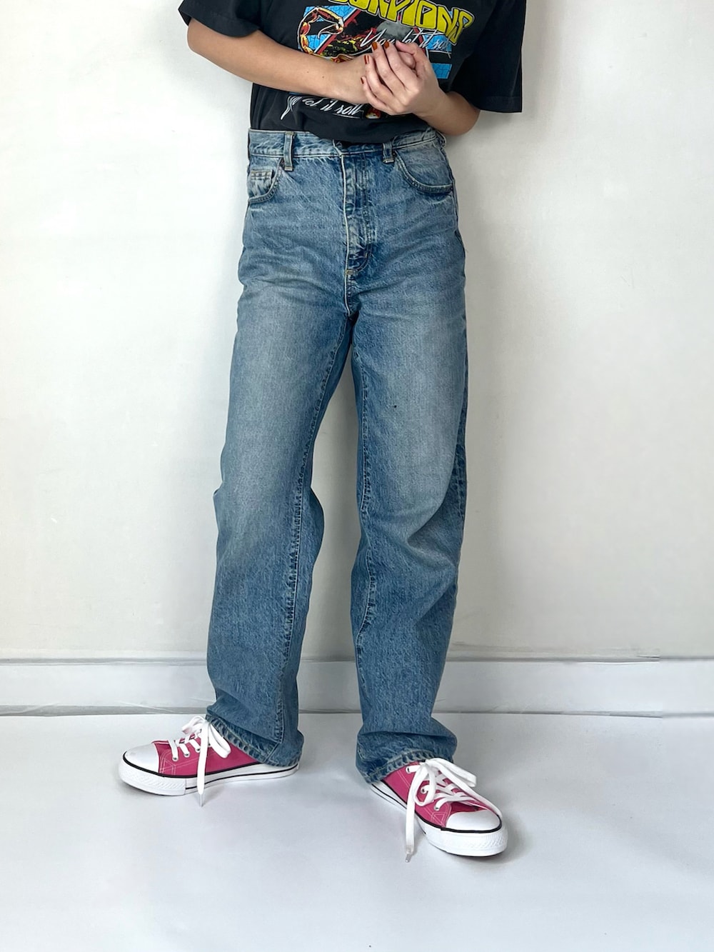 「カジュアル、休日スタイル、バンドT、Tシャツ、GU、GOOD ROCK SPEED、グッドロックスピード、ロックT、キャンバススニーカー、スニーカー、デニム、メガネ女子、春コーデ、古着MIX」｜「GOOD ROCK SPEEDのSCORPIONS（Tシャツ/カットソー、ブラック系）」を使った、Yukina.さん（骨格ストレート・レディース・158cm）の春コーディネートの3枚目の写真