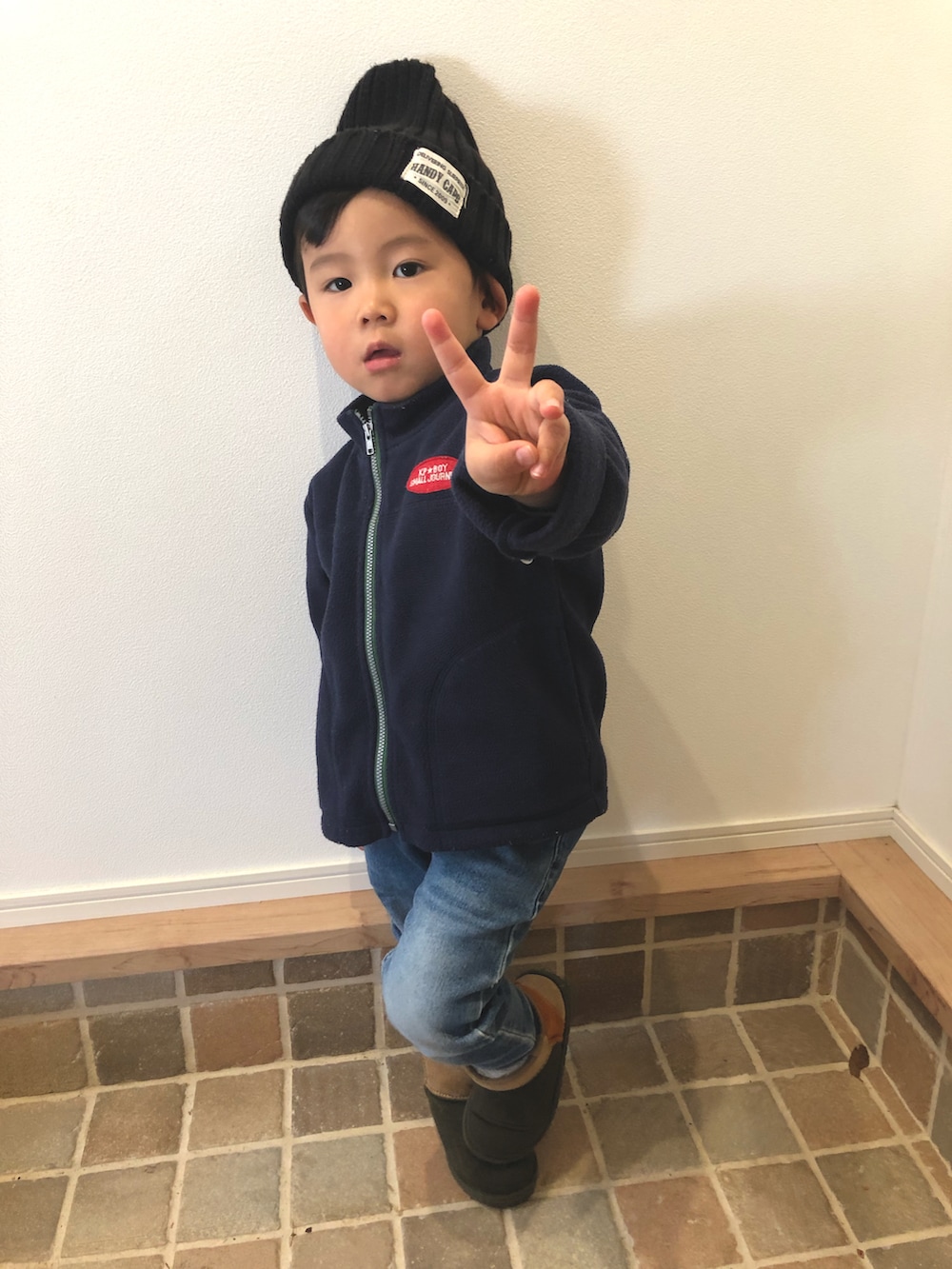 ブルー系のデニムパンツ、ブルー系のトップス、その他のブーツを着用したキッズの冬コーディネートの3枚目の写真