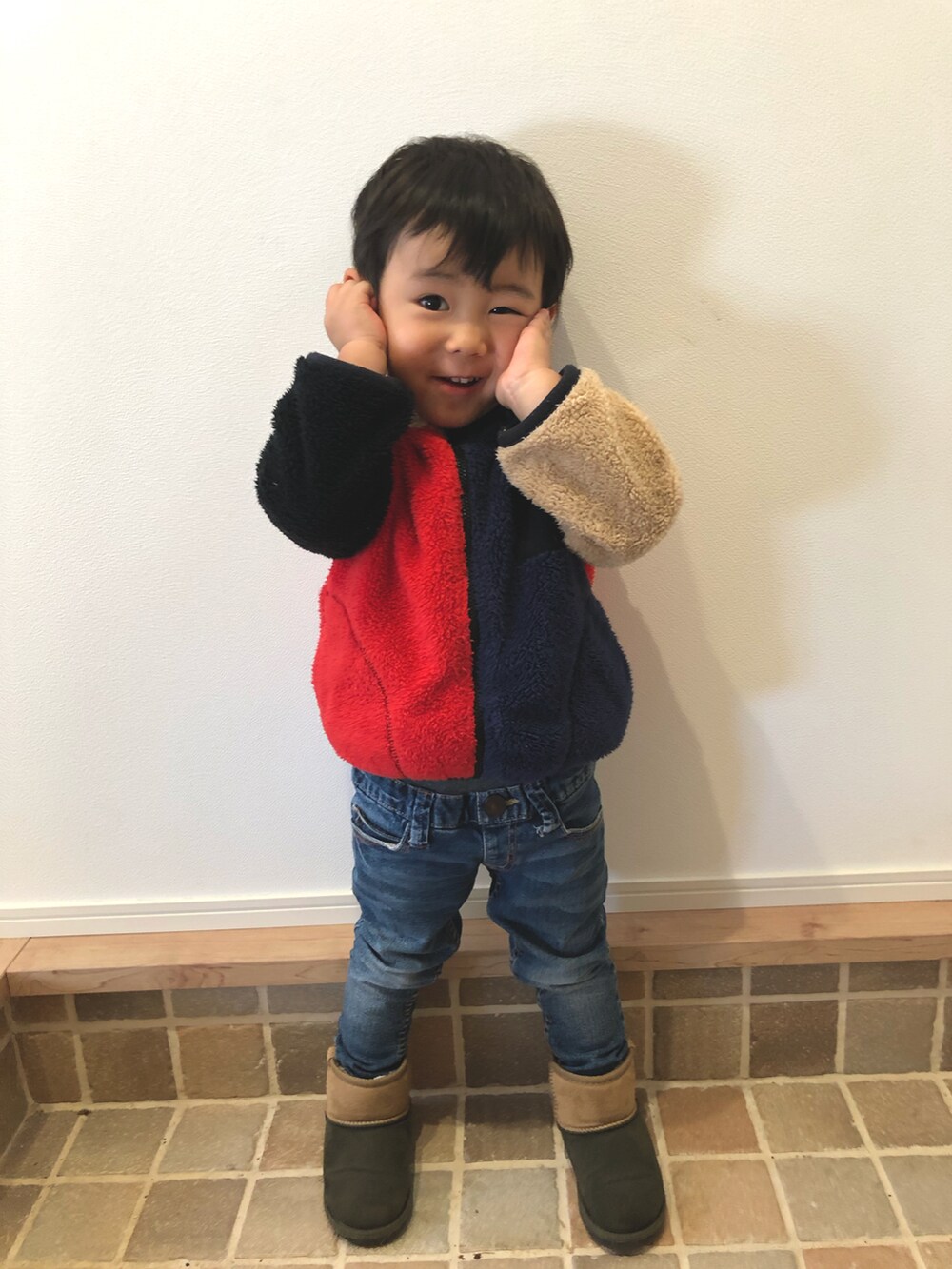 その他のパーカー、ブルー系のデニムパンツ、その他のブーツを着用したキッズの冬コーディネートの3枚目の写真