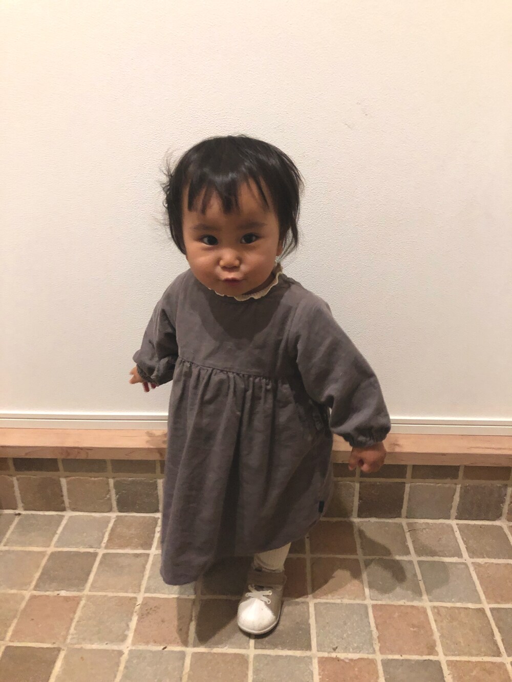 「キッズファッション、おんなのこコーデ、1歳、1歳5ヶ月、ワンピース、コーデュロイ、コーデュロイワンピース、女の子、プチプラコーデ、バースデイ」｜「Birthdayのアイテム（ワンピース、グレー系）」を使った、ao.rinさん（キッズ・100cm）の冬コーディネートの2枚目の写真