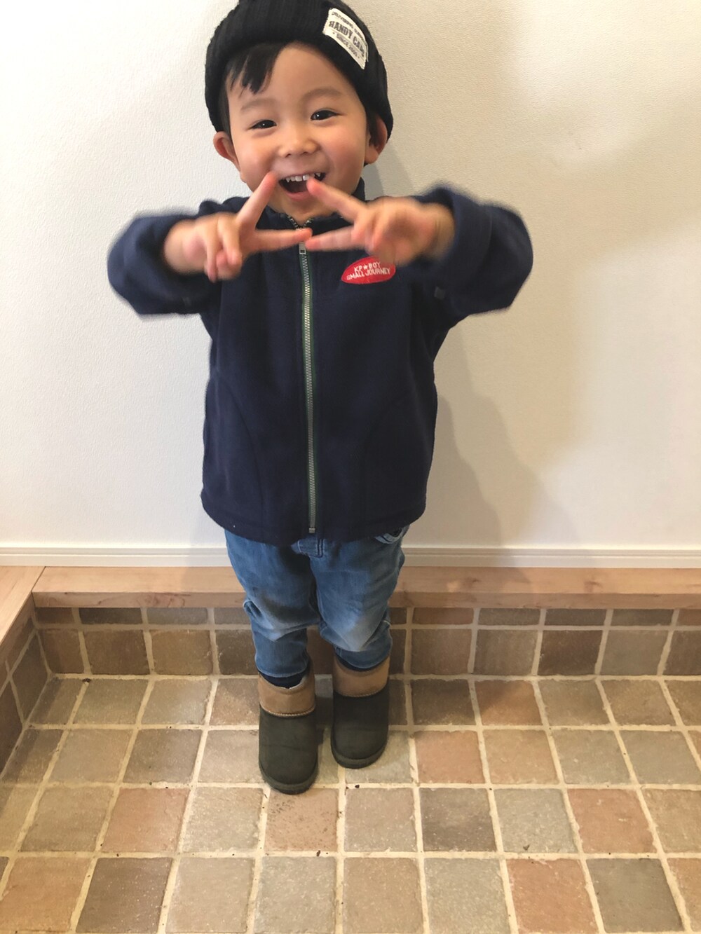 ブルー系のデニムパンツ、ブルー系のトップス、その他のブーツを着用したキッズの冬コーディネートの2枚目の写真