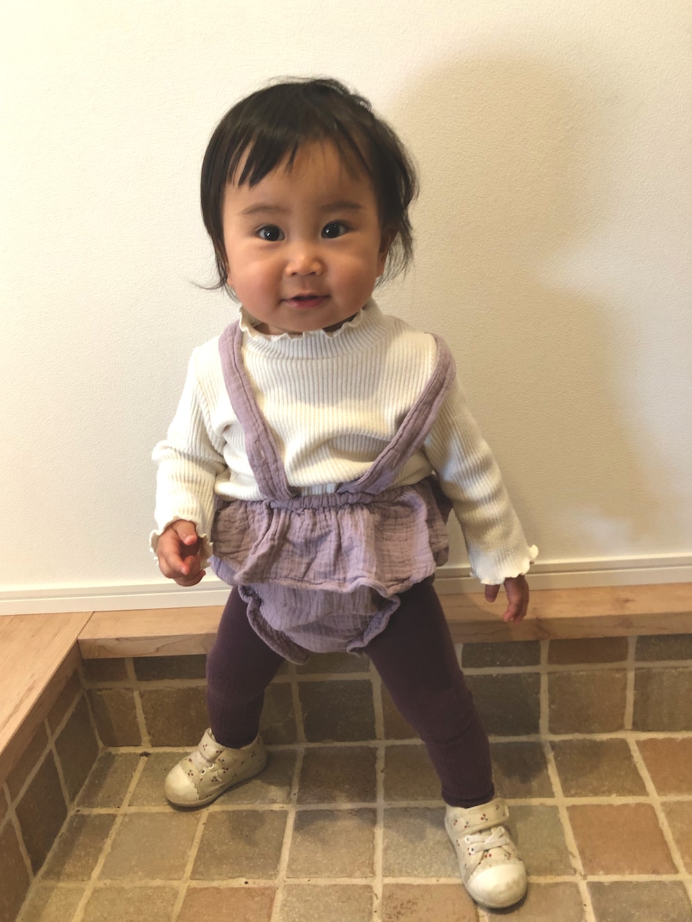 ホワイト系のニット/セーター、ホワイト系のスニーカーを着用したキッズの冬コーディネートの2枚目の写真