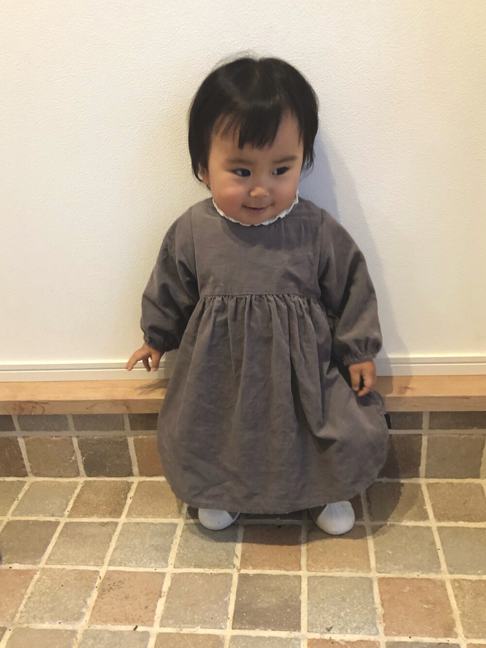 「キッズファッション、おんなのこコーデ、1歳、1歳5ヶ月、ワンピース、コーデュロイ、コーデュロイワンピース、女の子、プチプラコーデ、バースデイ」｜「Birthdayのアイテム（ワンピース、グレー系）」を使った、ao.rinさん（キッズ・100cm）の冬コーディネートの3枚目の写真