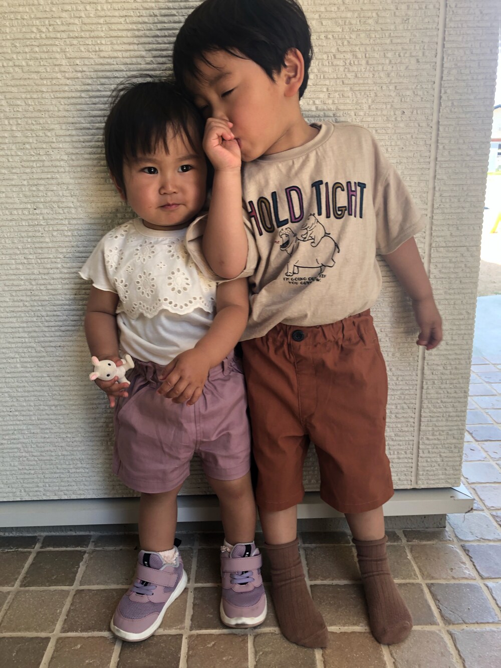 ホワイト系のTシャツ/カットソー、ピンク系のその他パンツ、パープル系のスニーカーを着用したキッズの春コーディネートの2枚目の写真