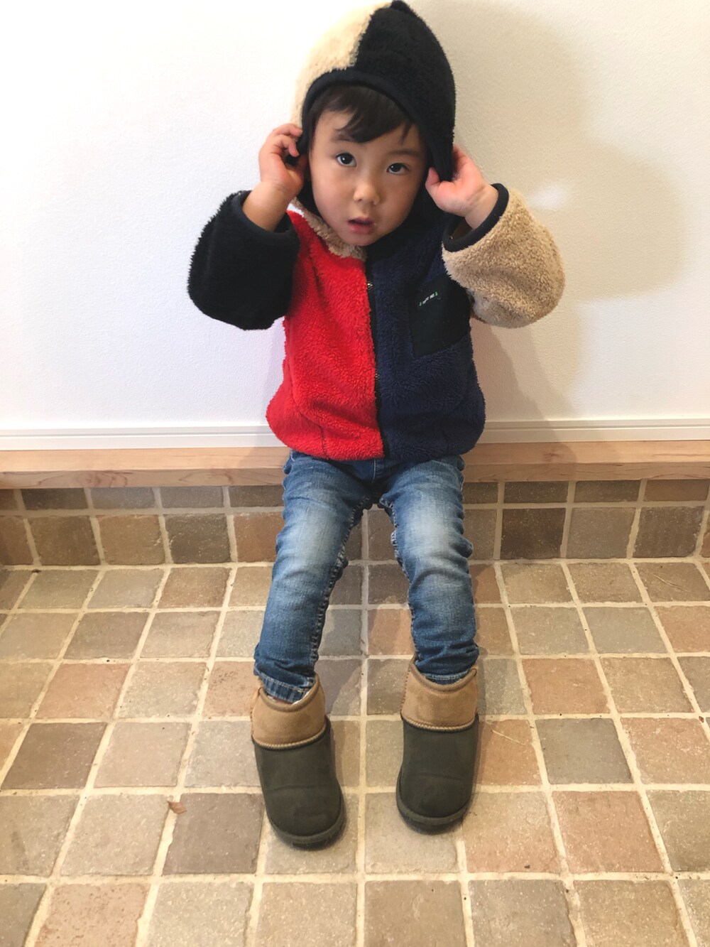 その他のパーカー、ブルー系のデニムパンツ、その他のブーツを着用したキッズの冬コーディネートの2枚目の写真