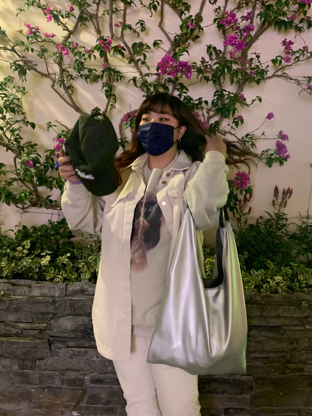 シルバー系のトートバッグ、ベージュ系のトップス、ベージュ系のその他アウターを着用したレディースの冬コーディネートの2枚目の写真