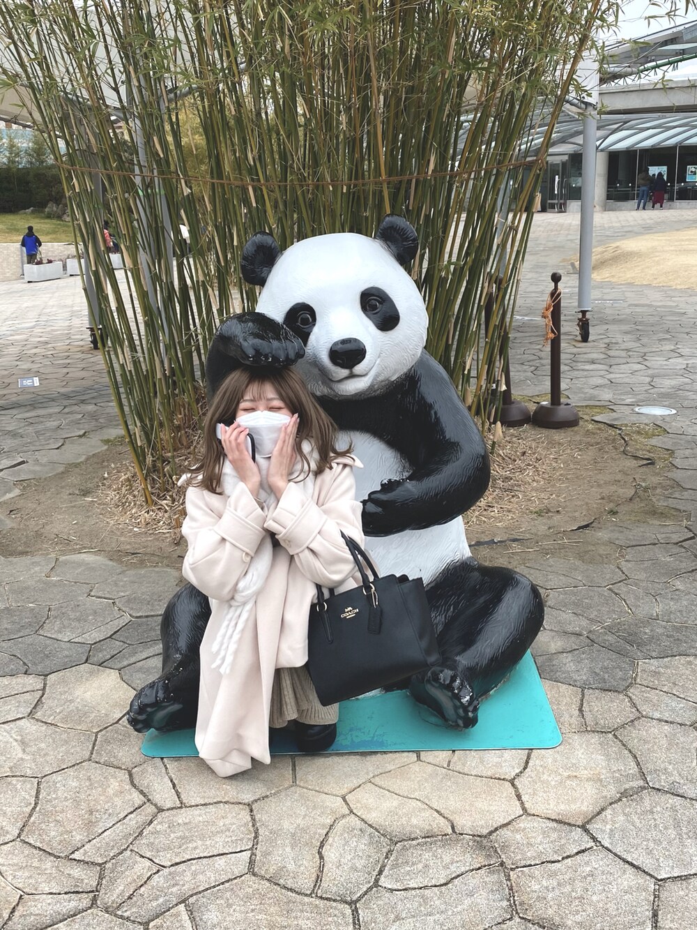 ブラウン系のワンピース、ブルー系のその他を着用したレディースの春コーディネートの2枚目の写真