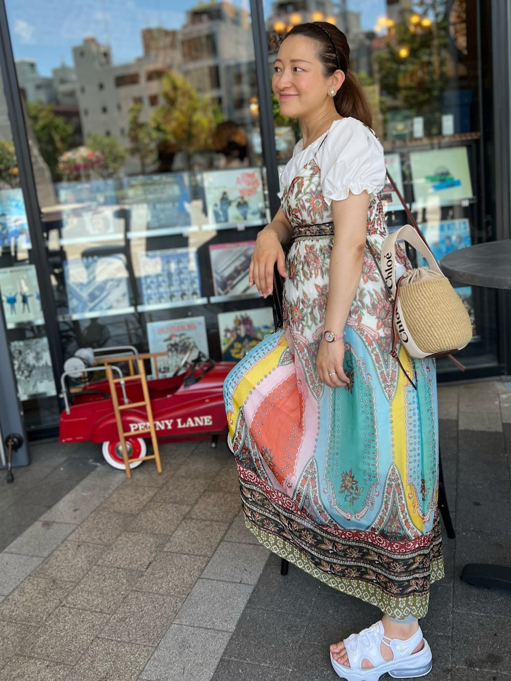 その他のワンピース、ホワイト系のかごバッグ、ホワイト系のシャツ/ブラウスを着用したレディースの夏コーディネートの2枚目の写真