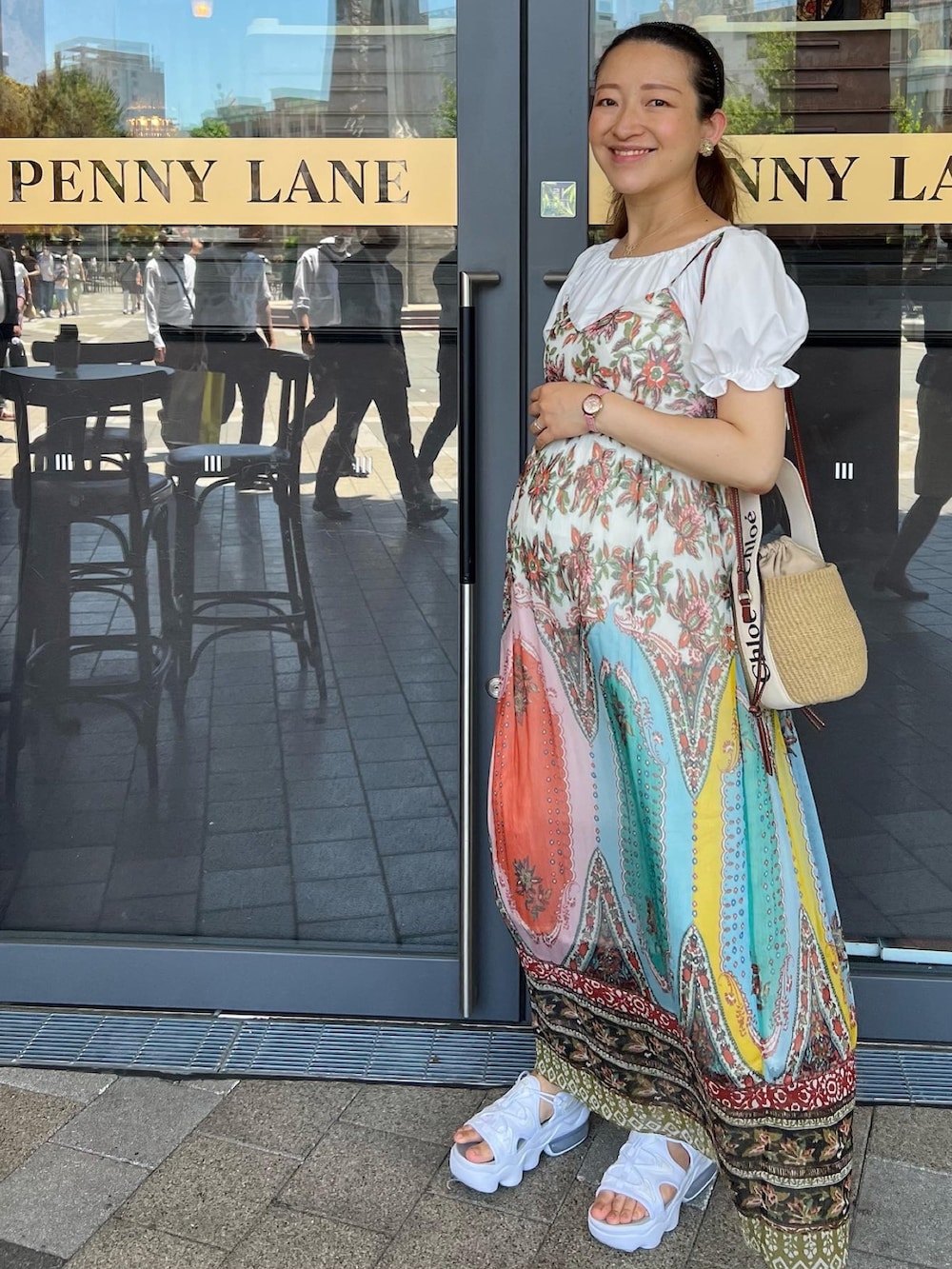 その他のワンピース、ホワイト系のかごバッグ、ホワイト系のシャツ/ブラウスを着用したレディースの夏コーディネートの3枚目の写真