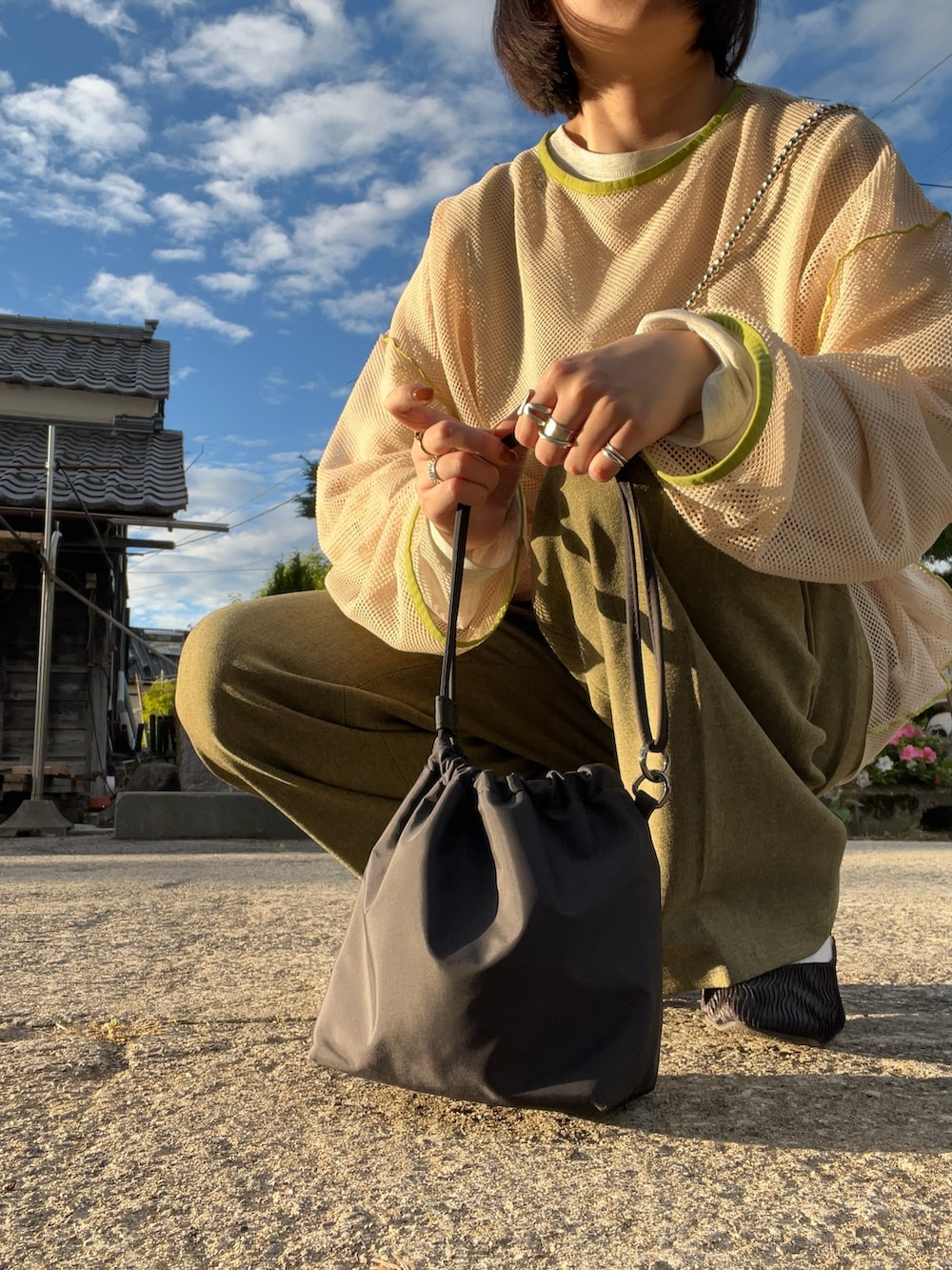 ホワイト系のTシャツ/カットソー、ベージュ系のTシャツ/カットソー、ブラック系のパンプスを着用したレディースの夏コーディネートの3枚目の写真