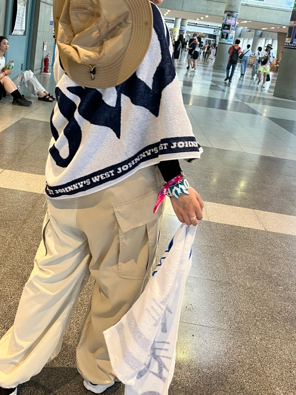 ブラック系のTシャツ/カットソー、ホワイト系のカーゴパンツ、ブラック系のスニーカーを着用したレディースの夏コーディネートの3枚目の写真