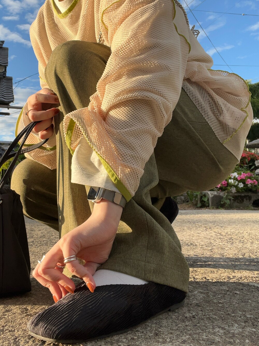 ホワイト系のTシャツ/カットソー、ベージュ系のTシャツ/カットソー、ブラック系のパンプスを着用したレディースの夏コーディネートの4枚目の写真