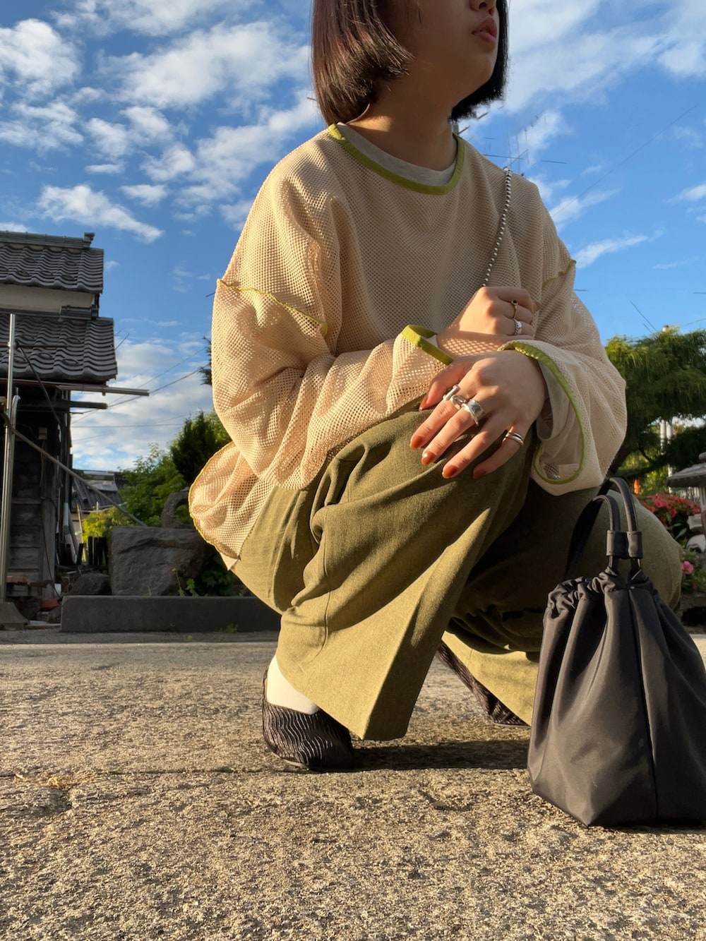 ホワイト系のTシャツ/カットソー、ベージュ系のTシャツ/カットソー、ブラック系のパンプスを着用したレディースの夏コーディネートの2枚目の写真