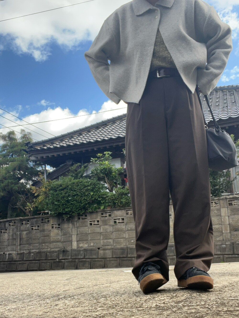 グレー系のカーディガン/ボレロ、グリーン系のTシャツ/カットソー、ブラック系のスニーカーを着用したレディースの秋コーディネートの2枚目の写真