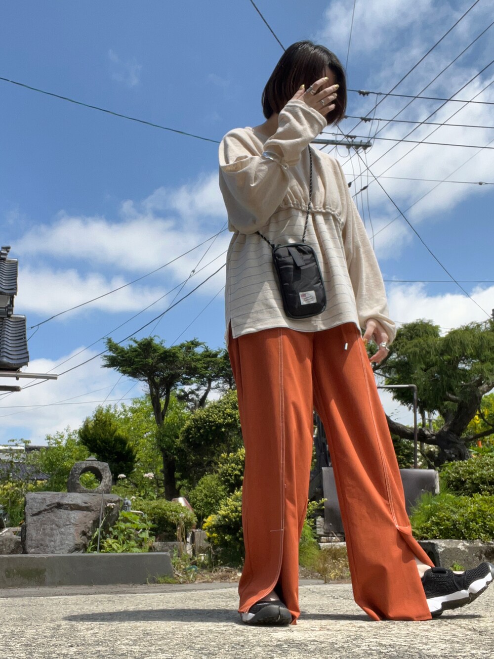 ベージュ系のTシャツ/カットソー、ホワイト系のタンクトップ、オレンジ系のその他パンツを着用したレディースの春コーディネートの2枚目の写真