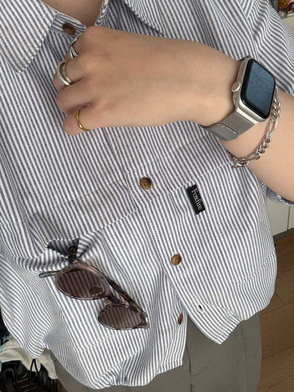 その他のシャツ/ブラウス、グレー系のその他パンツ、ブラウン系のサンダルを着用したレディースの夏コーディネートの2枚目の写真