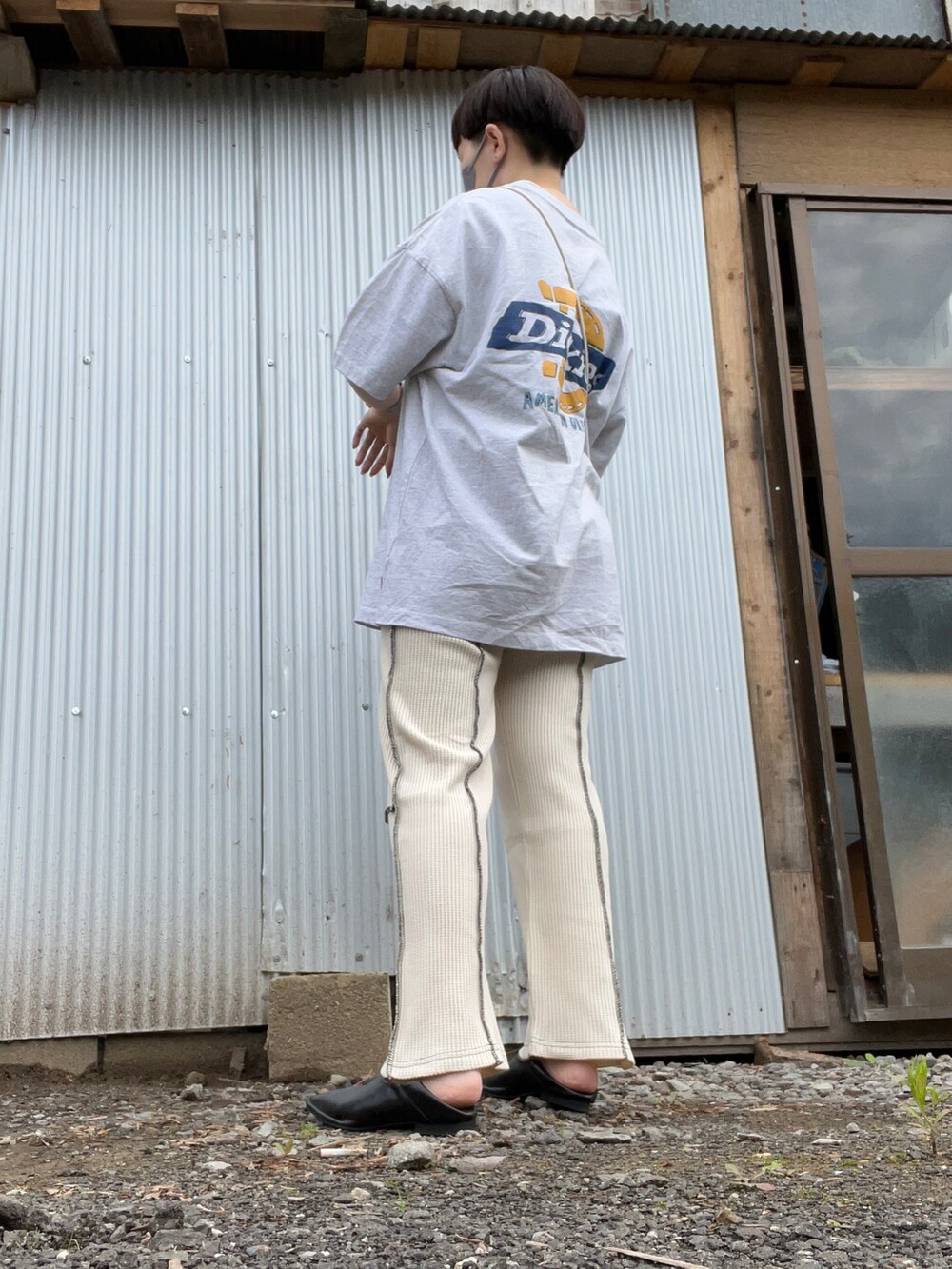 グレー系のTシャツ/カットソー、ホワイト系のショルダーバッグ、ホワイト系のスウェットパンツを着用したレディースの夏コーディネートの2枚目の写真