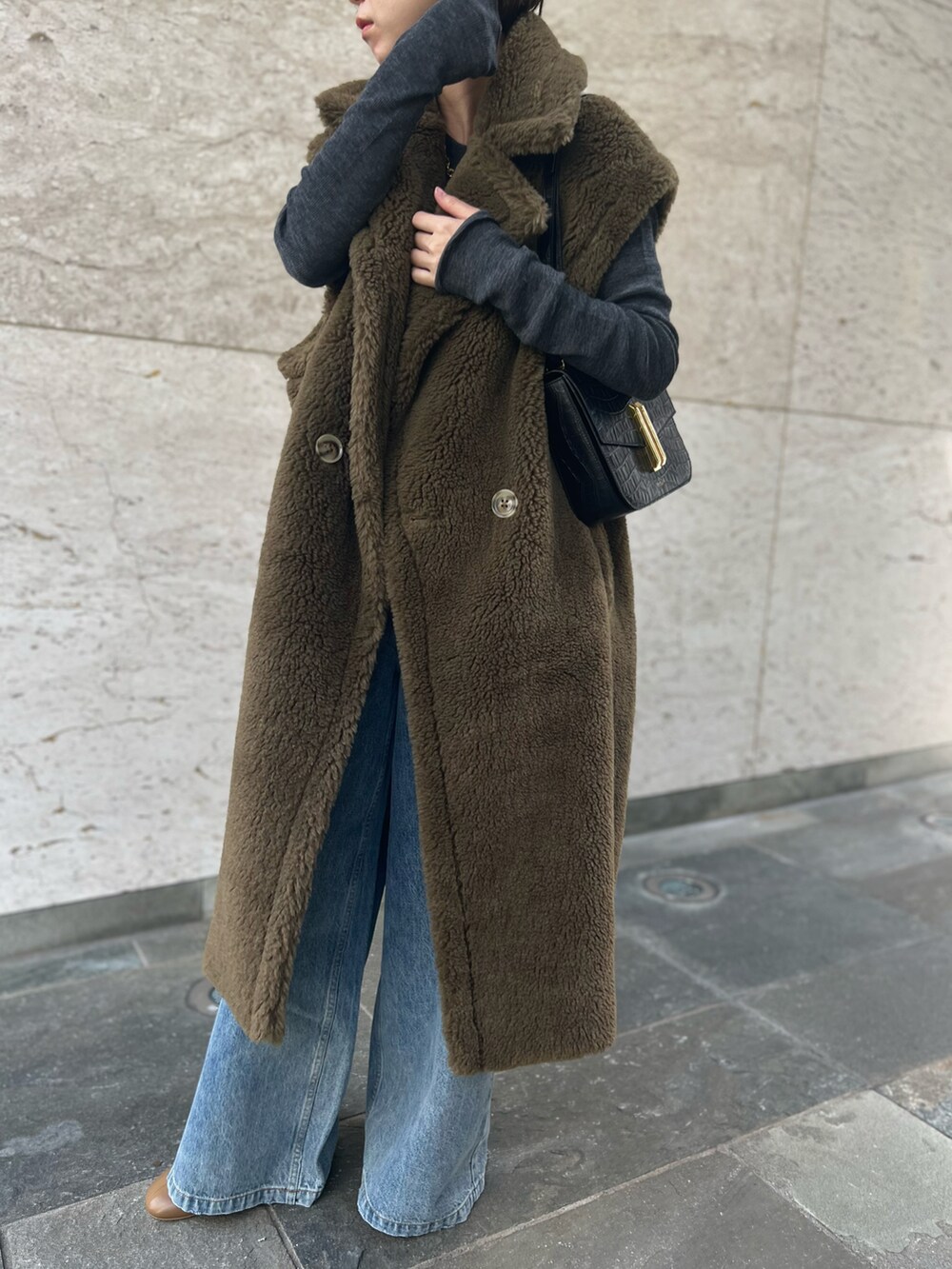 グリーン系のその他アウター、ブルー系のデニムパンツ、グレー系のニット/セーターを着用したレディースの秋コーディネートの3枚目の写真