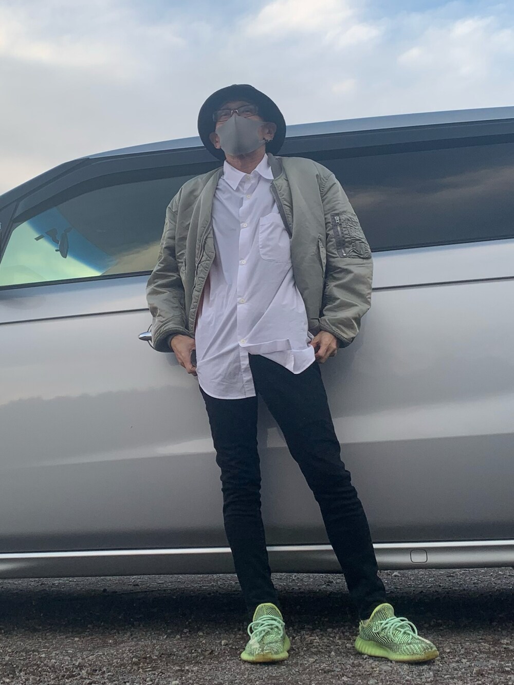 ブラック系のデニムパンツ、ホワイト系のシャツ/ブラウス、イエロー系のスニーカーを着用したメンズの冬コーディネートの2枚目の写真