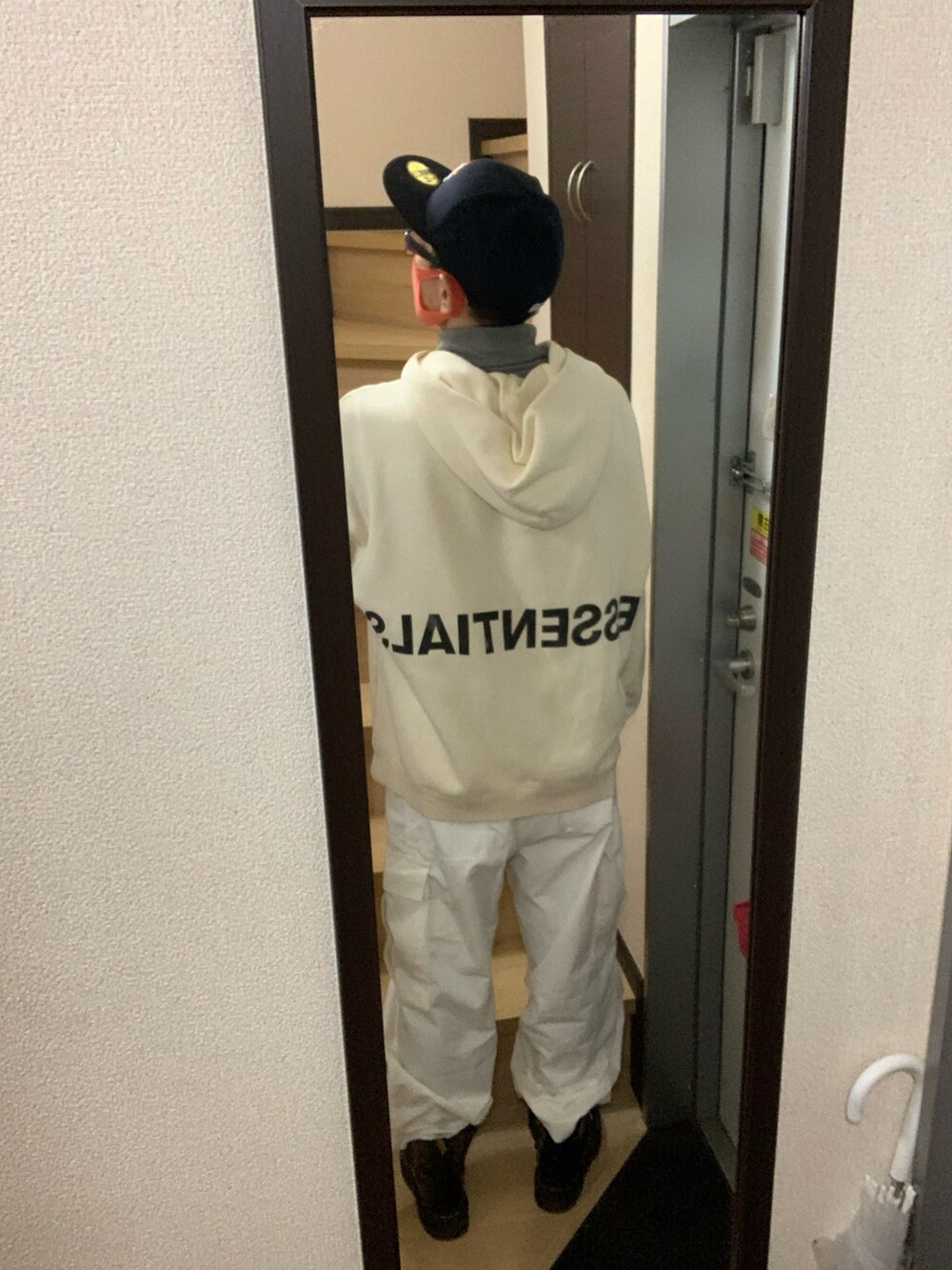 ホワイト系のカーゴパンツ、ブラウン系のその他アウター、ホワイト系のパーカーを着用したメンズの冬コーディネートの3枚目の写真